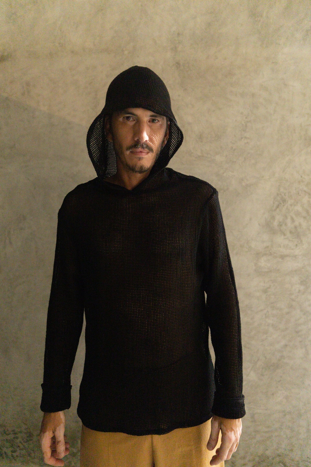 Hoody Red color negro de La Troupe, vista frontal.
