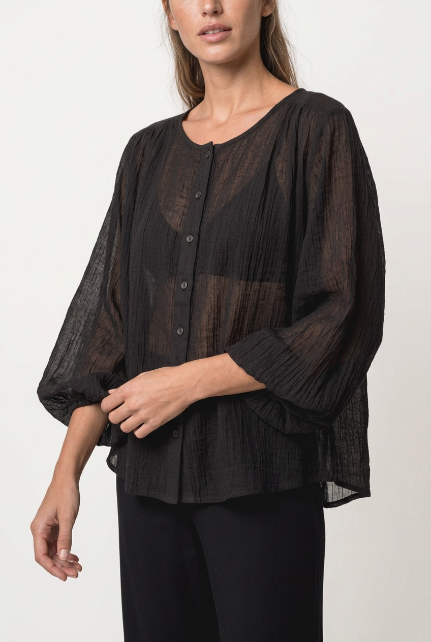Camisa Luna en negro, vista de tres cuartos