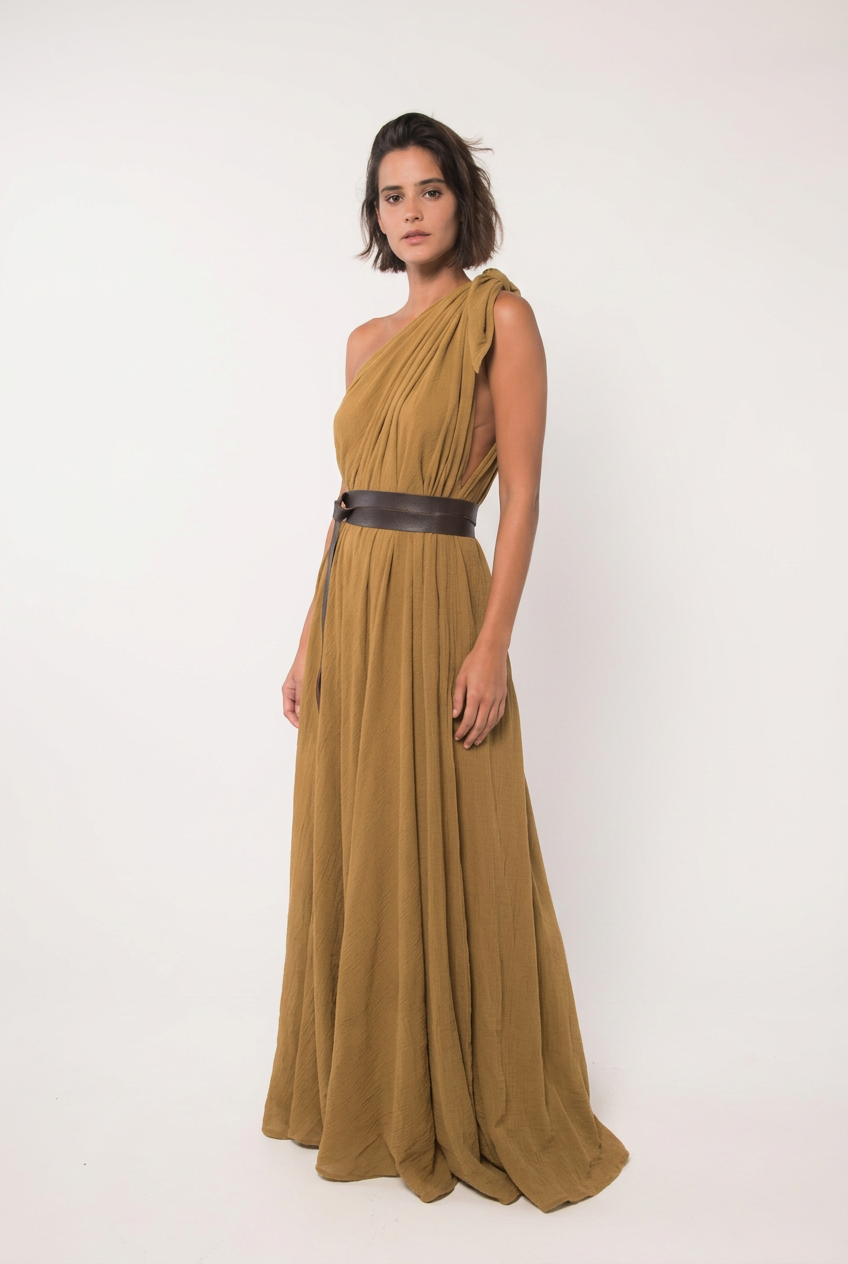Vestido Nudo Elau en tono mostaza, vista de cuerpo completo sobre fondo claro