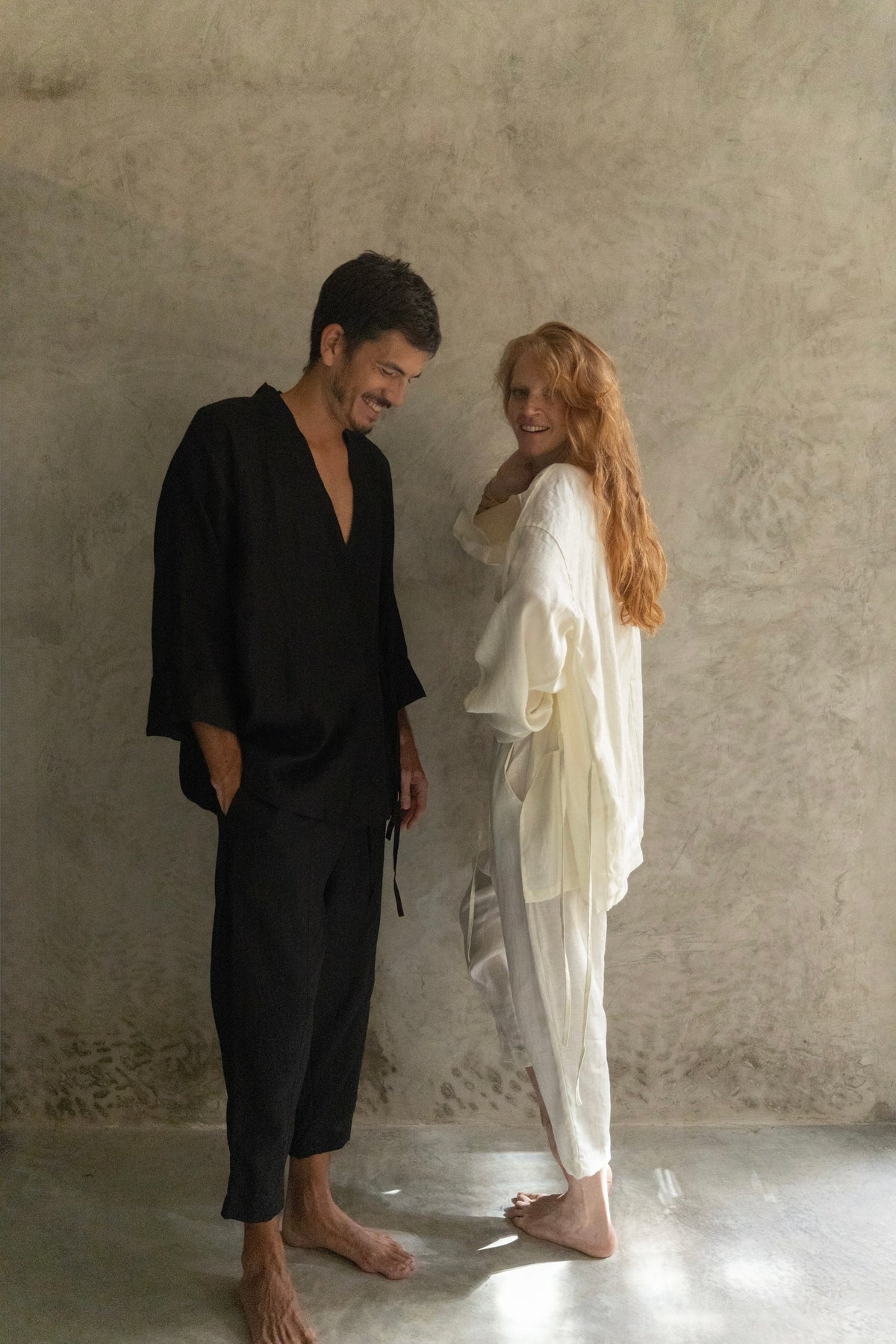 Kimono Tao lino en negro y crema de La Troupe, vista editorial.