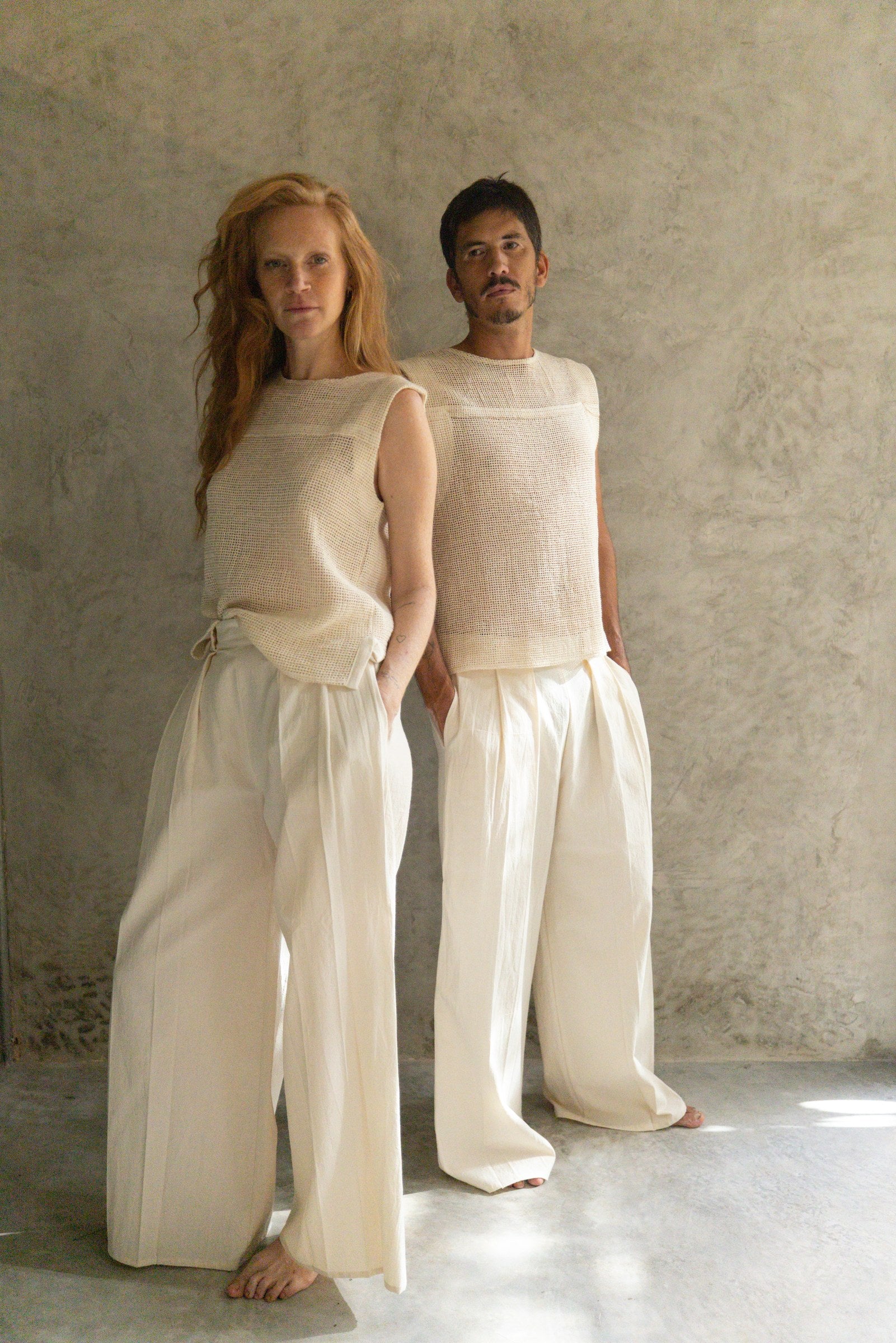 Pantalón Hermès color crema de La Troupe, vista editorial.