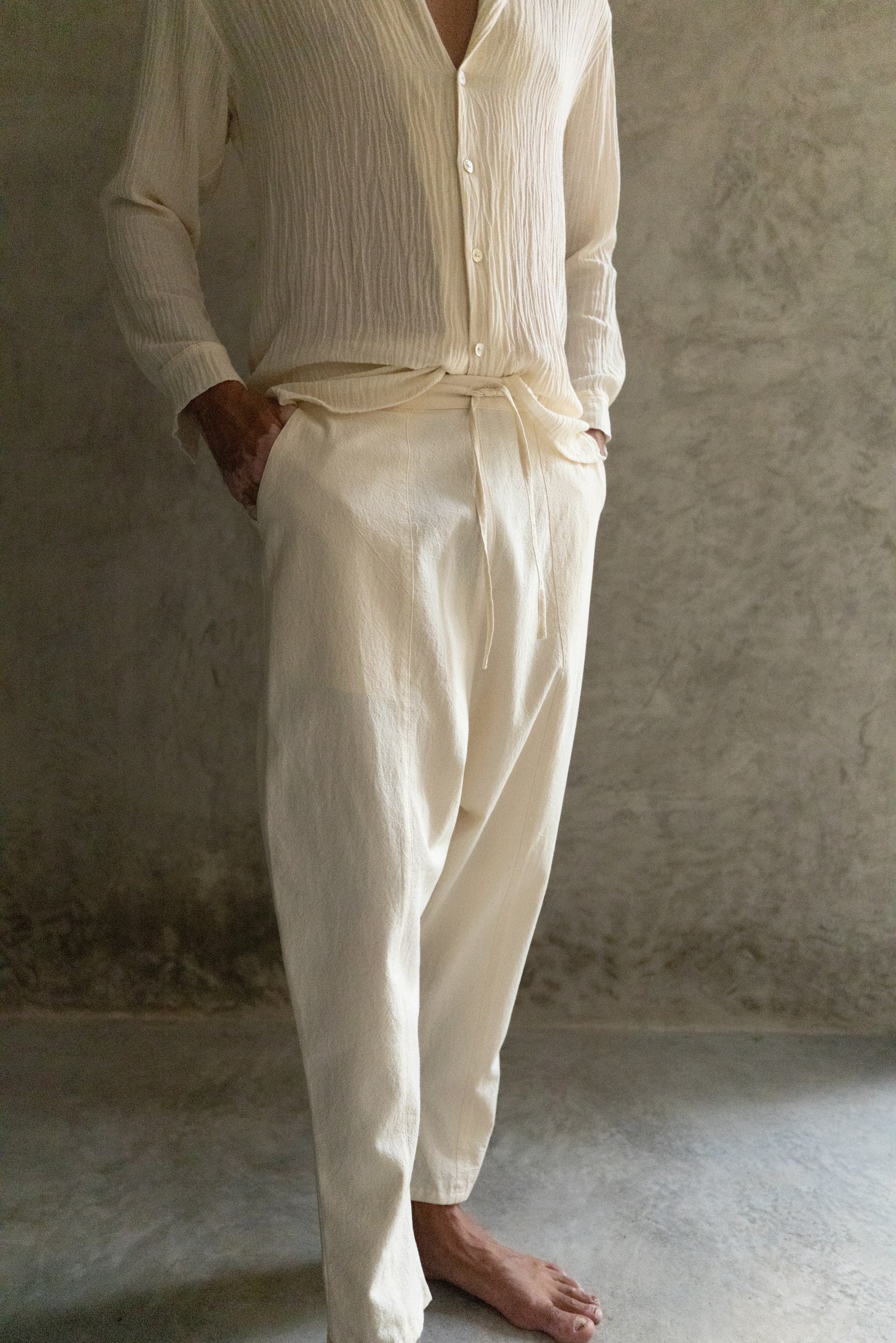 Pantalón Tao lino color crema de La Troupe, detalle de la prenda.