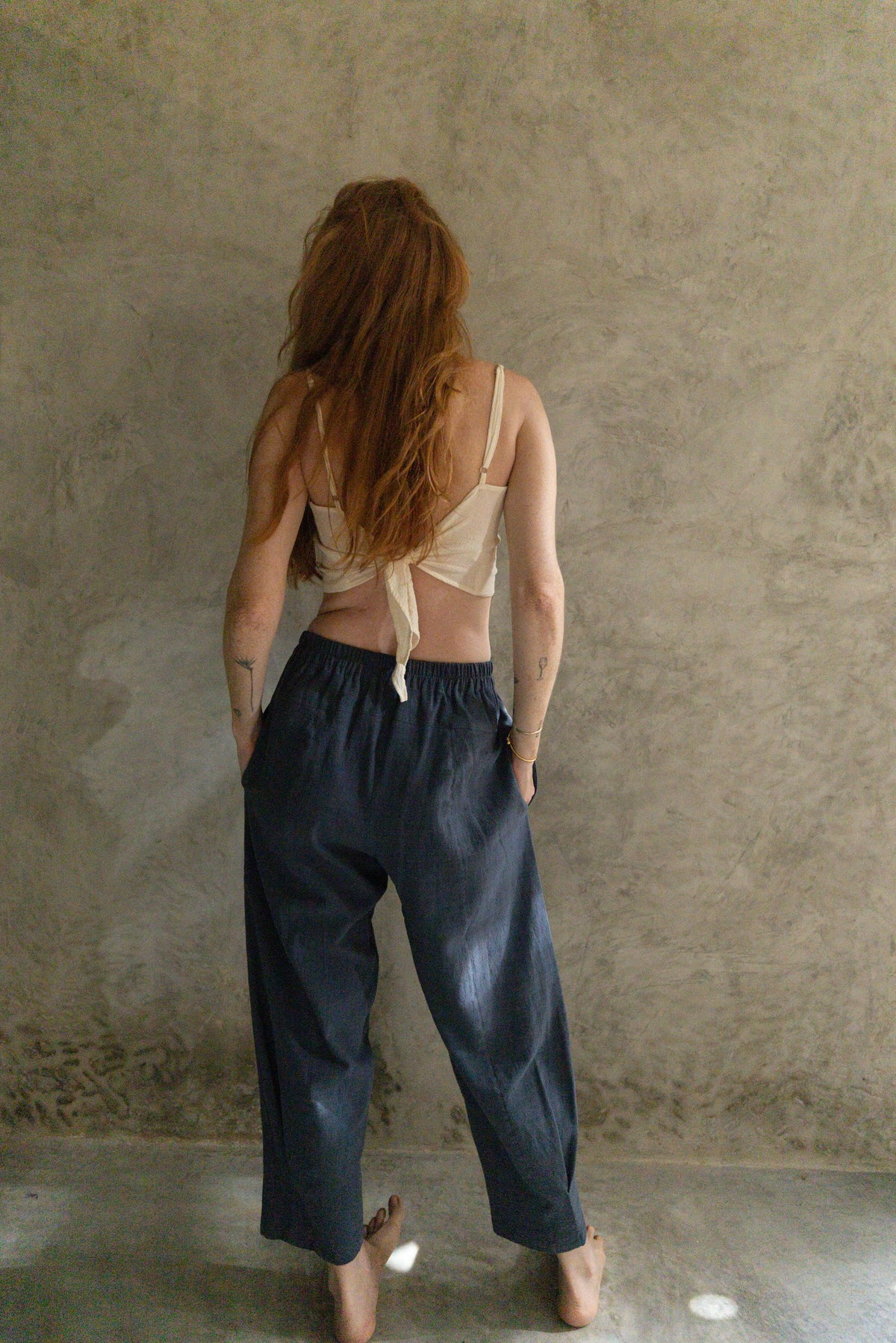 Pantalón Tao lino color negro de La Troupe, vista posterior.