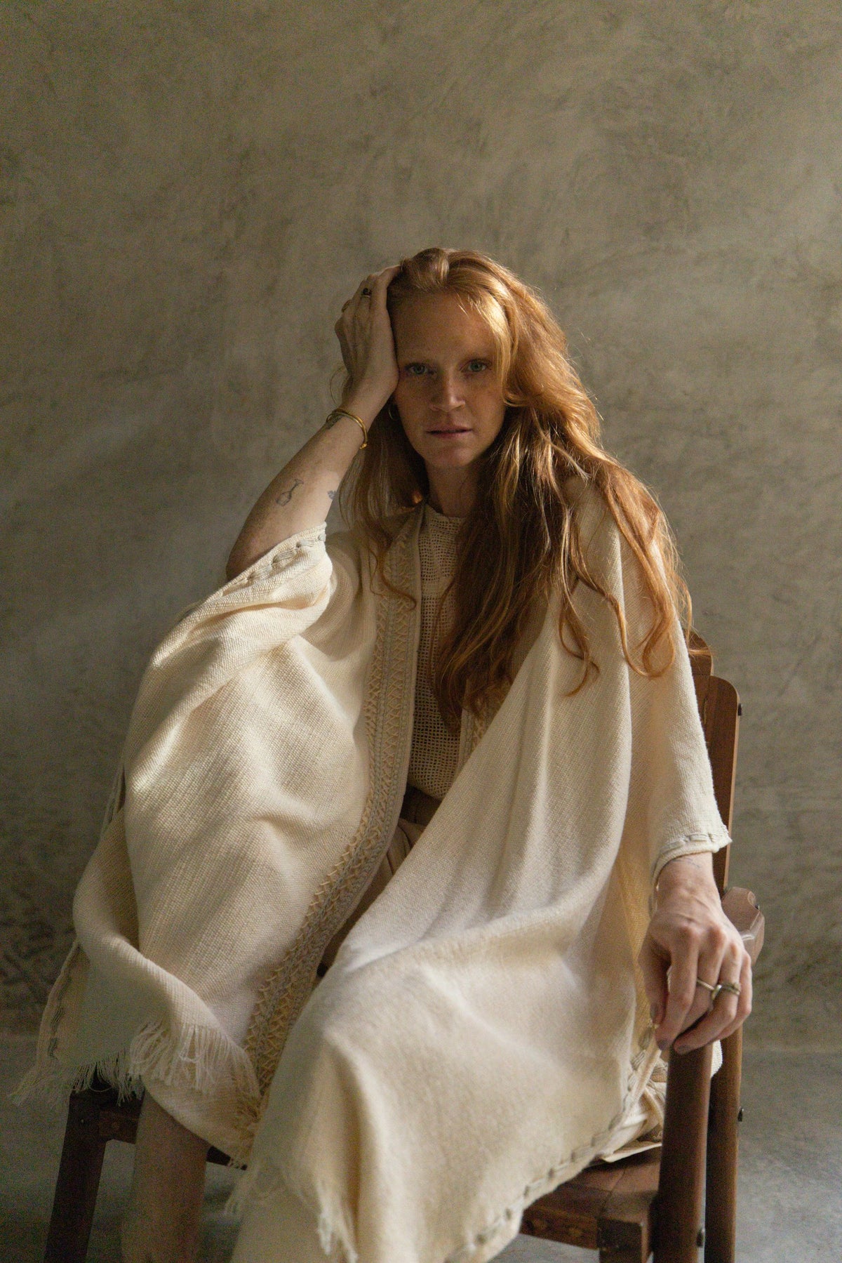 Ruana Palenque color crema de La Troupe, vista editorial.