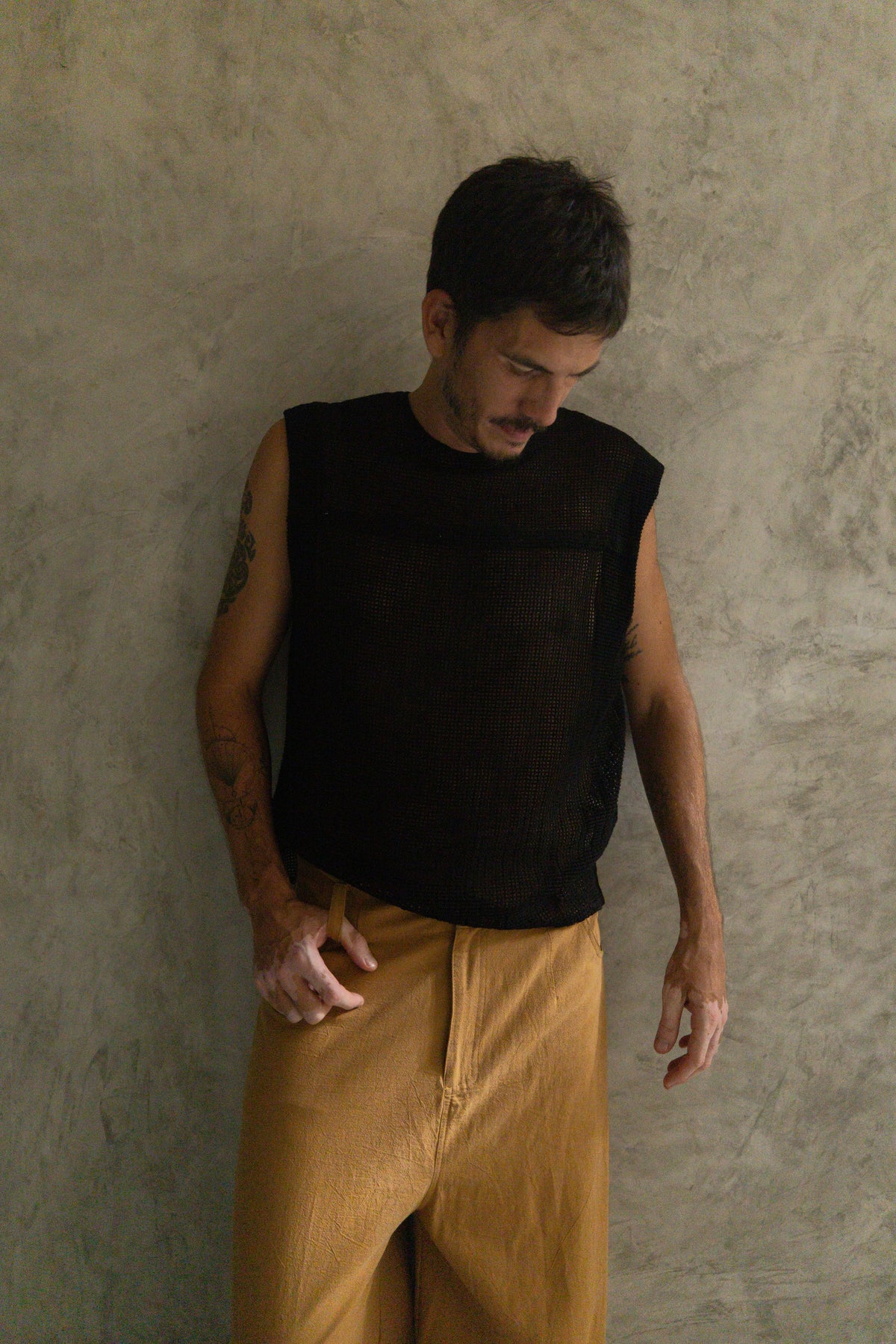 Tank Top Red color negro de La Troupe, detalle de la prenda.