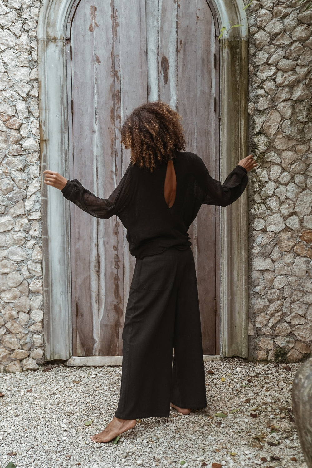 Blusa Magnolia negra de gasa de algodón, vista posterior de cuerpo completo.