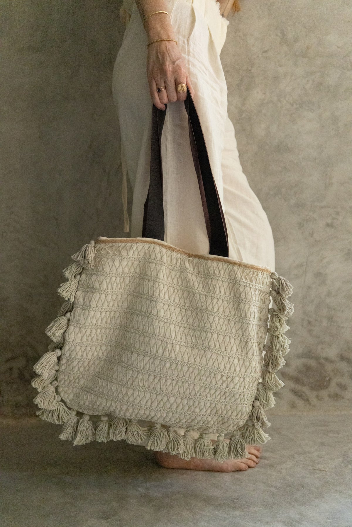 Bolsa Palenque color crema de La Troupe, vista lateral.