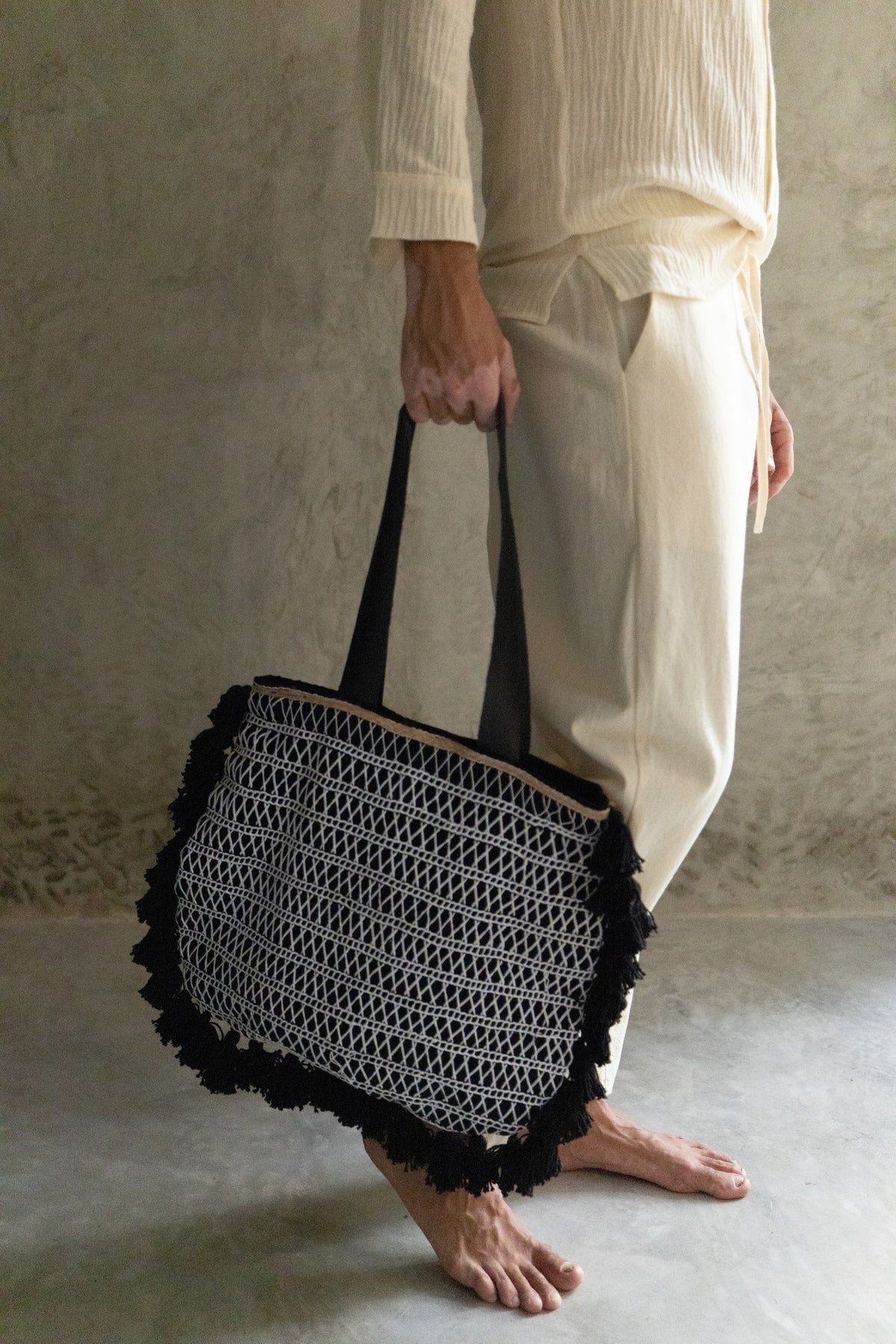 Bolsa Palenque en negro y crema de La Troupe, vista frontal.