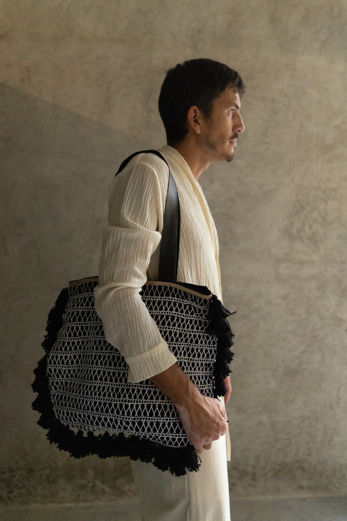 Bolsa Palenque en negro y crema de La Troupe, vista lateral.