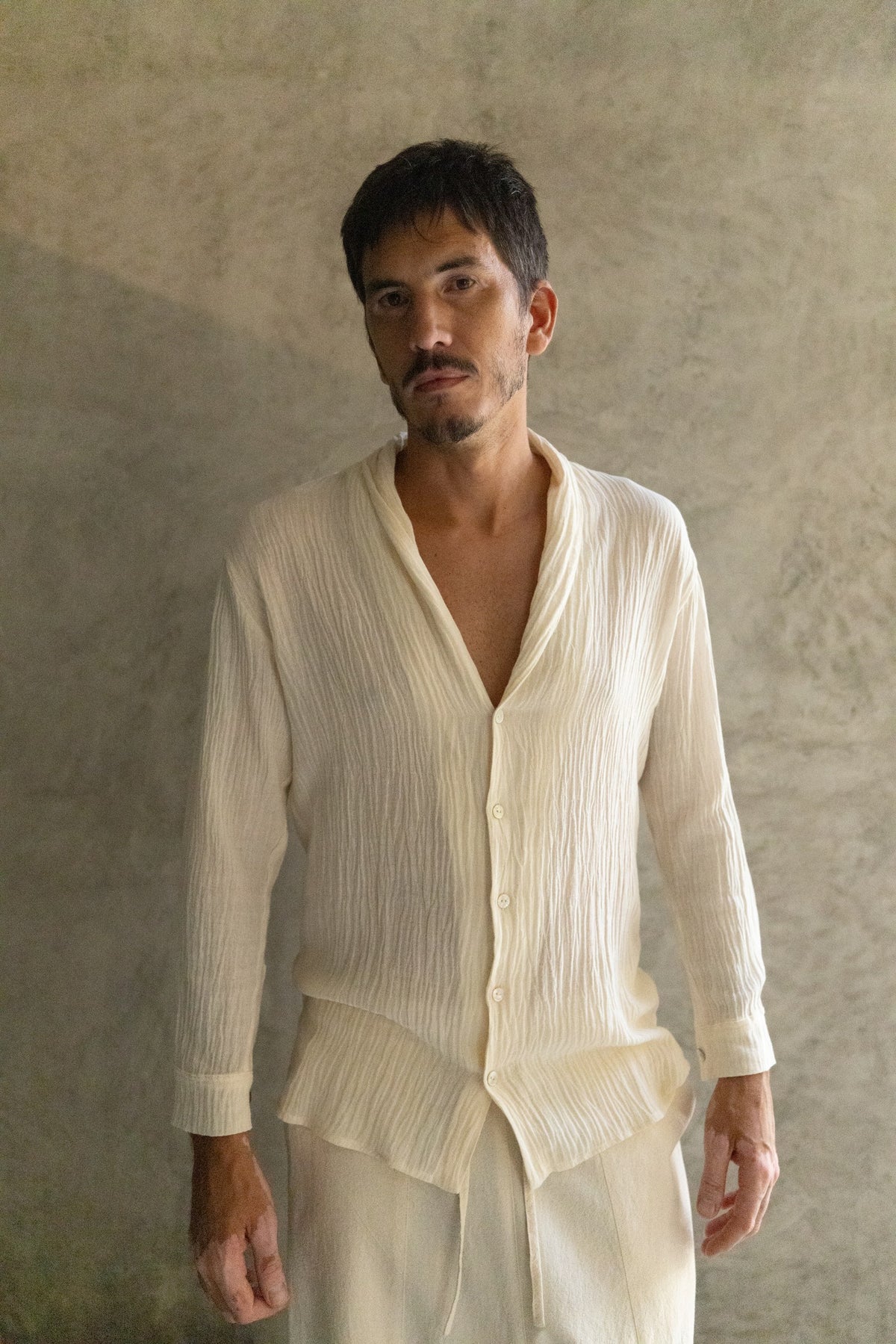 Camisa Orgánica Jaguar color crema de La Troupe, vista editorial.