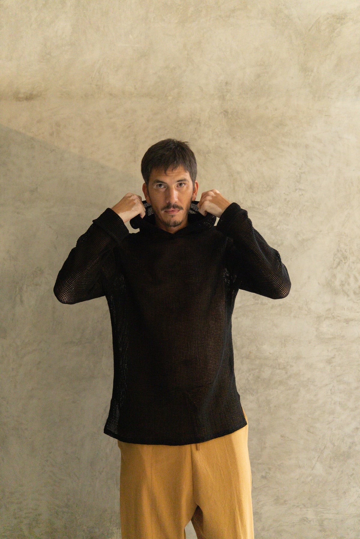 Hoody Red color negro de La Troupe, vista editorial.