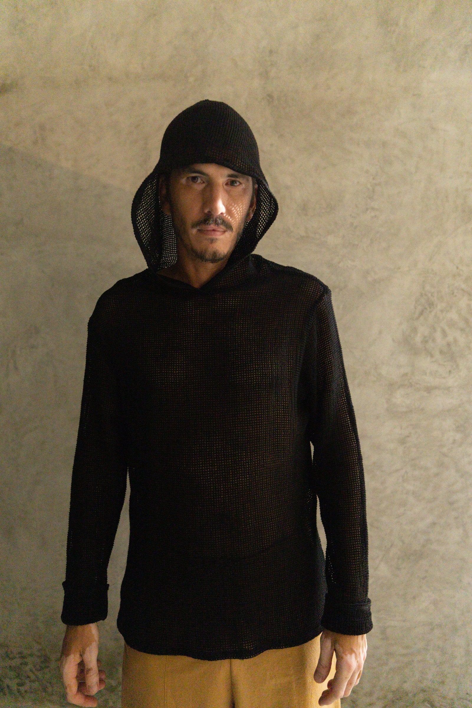 Hoody Red color negro de La Troupe, vista frontal.