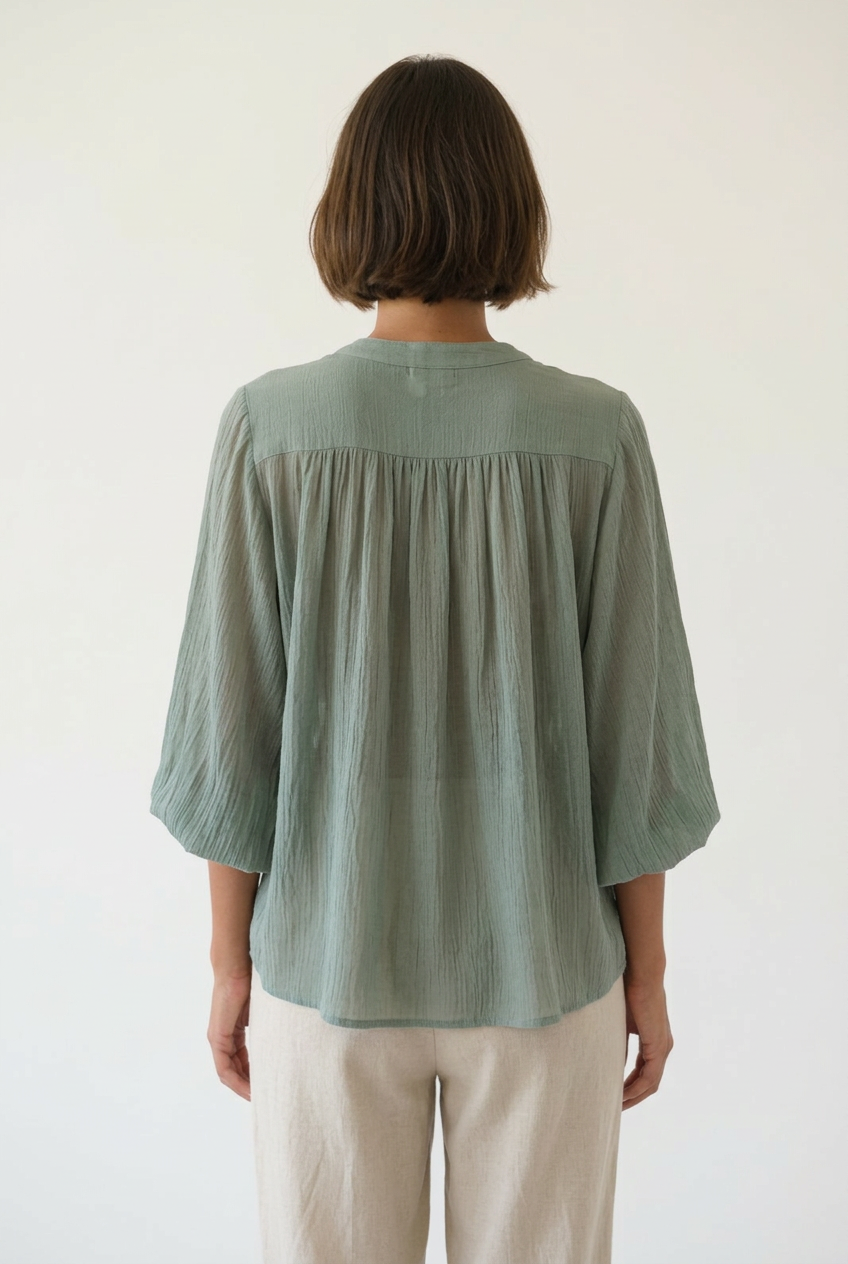 Camisa Luna en verde, vista de espalda