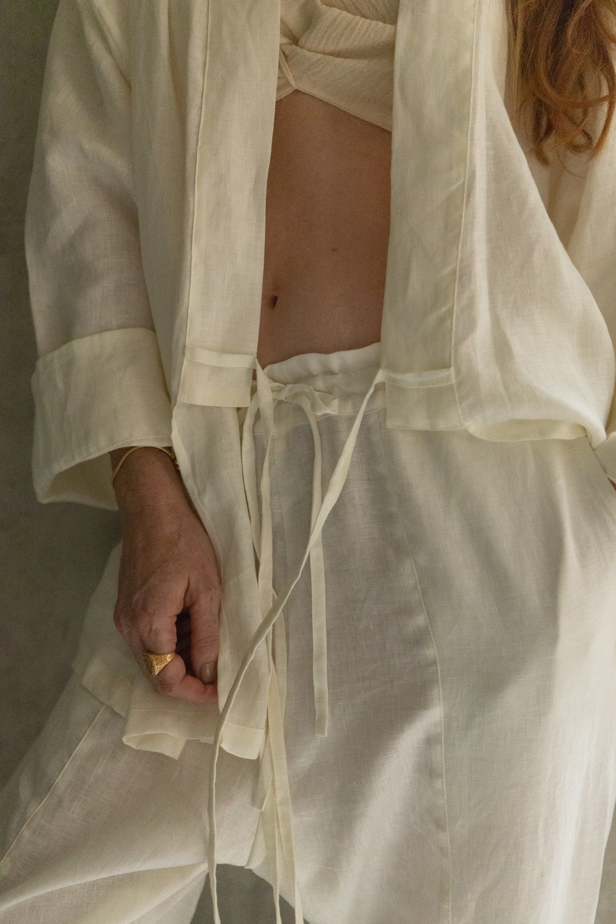 Kimono Tao lino color crema de La Troupe, detalle de la prenda.