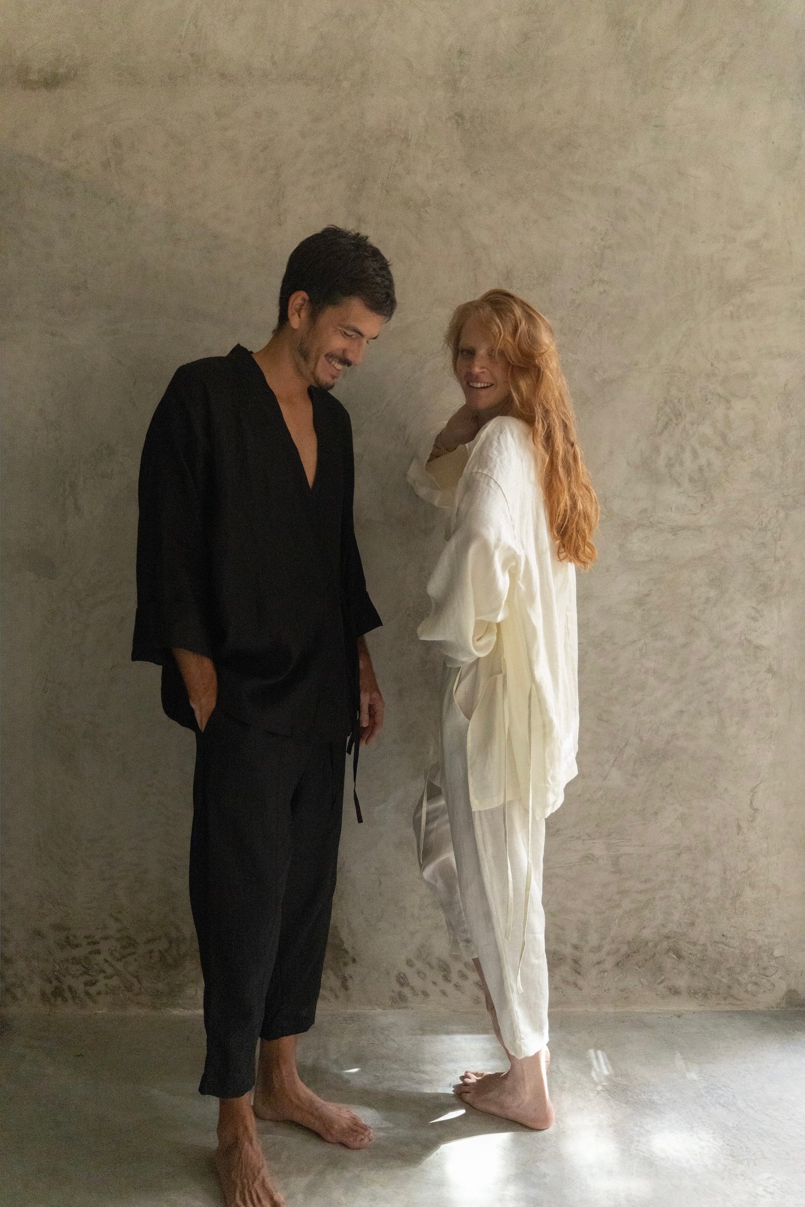 Kimono Tao lino en negro y crema de La Troupe, vista editorial.