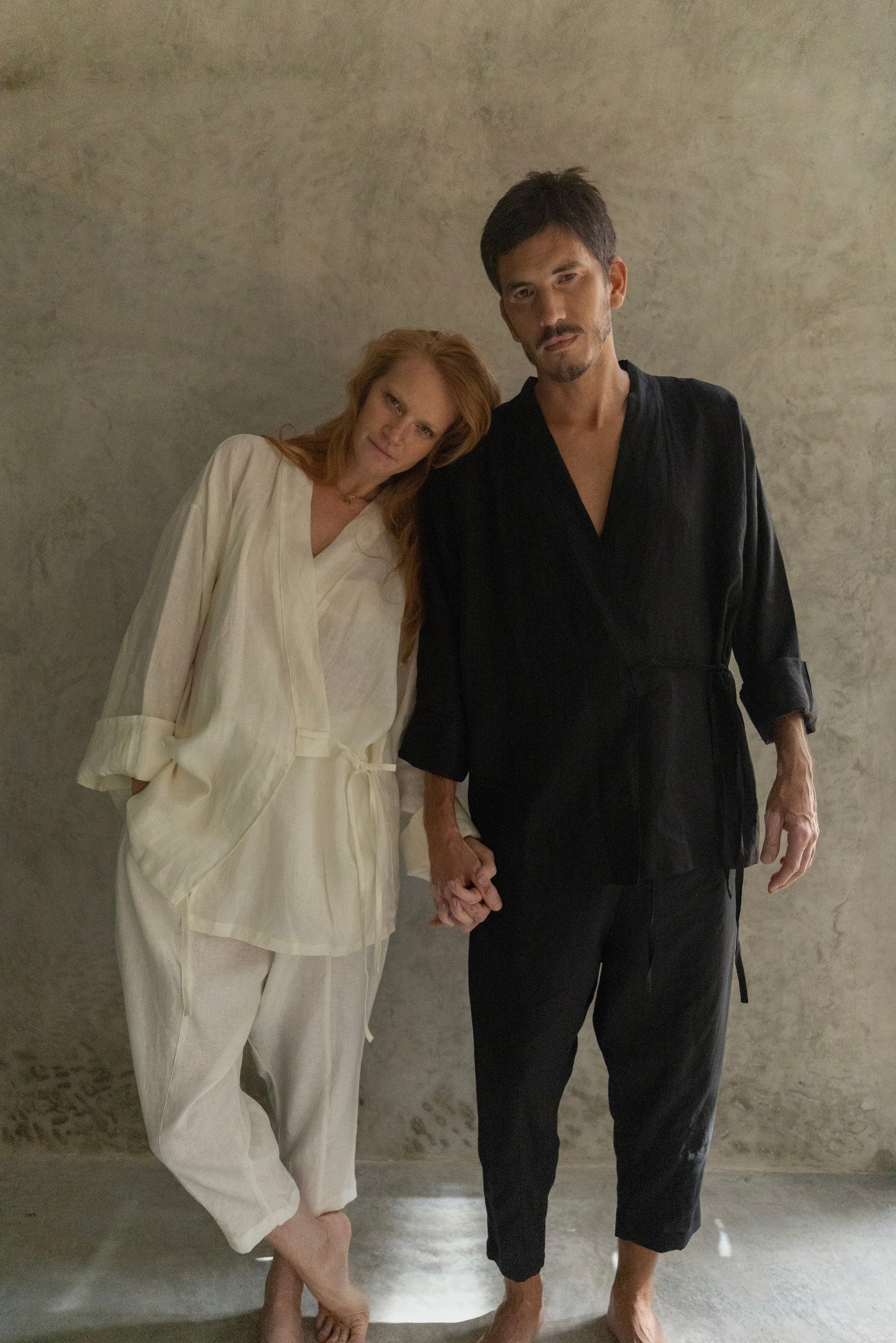 Kimono Tao lino en negro y crema de La Troupe, vista editorial.