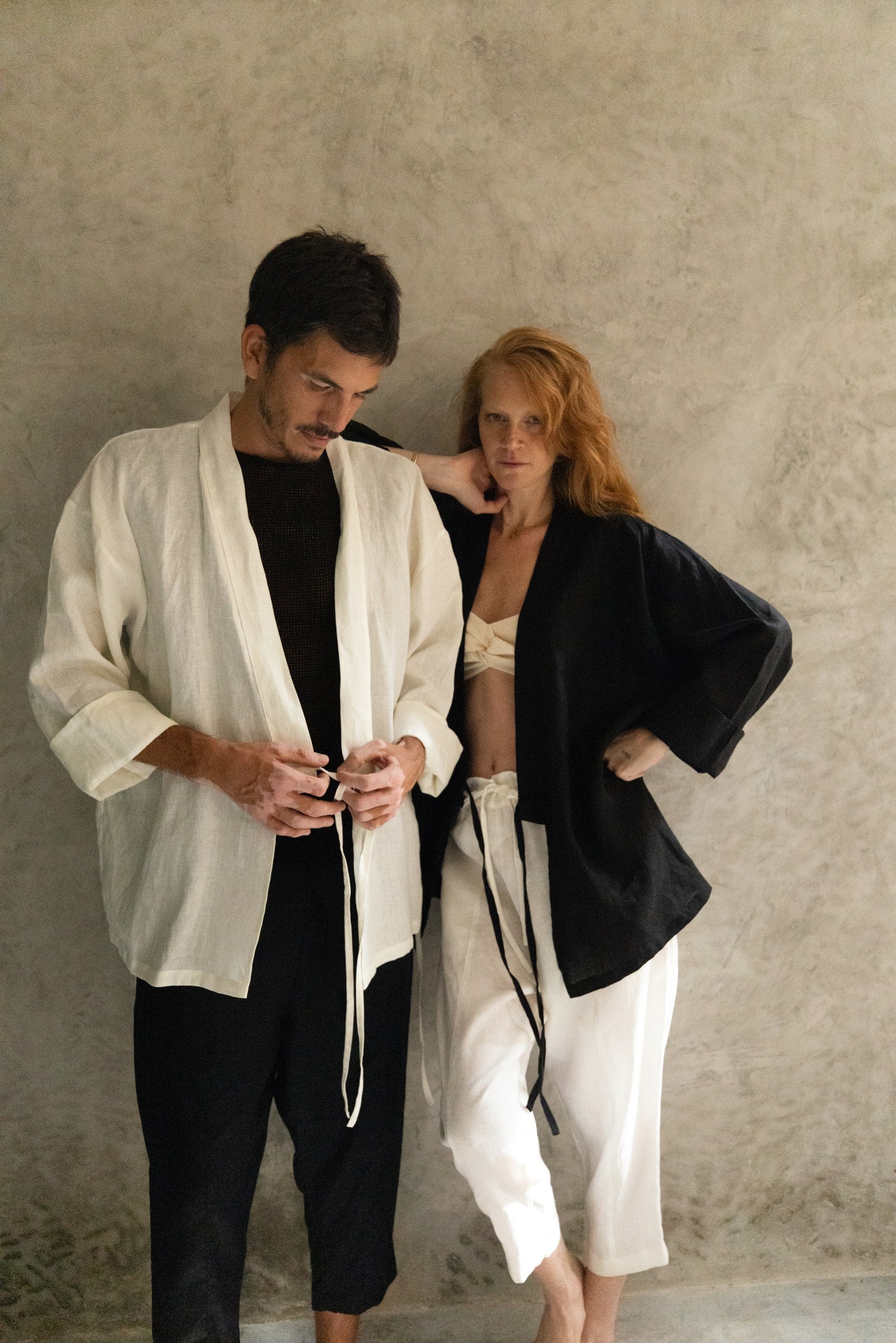 Kimono Tao lino en negro y crema de La Troupe, vista editorial.