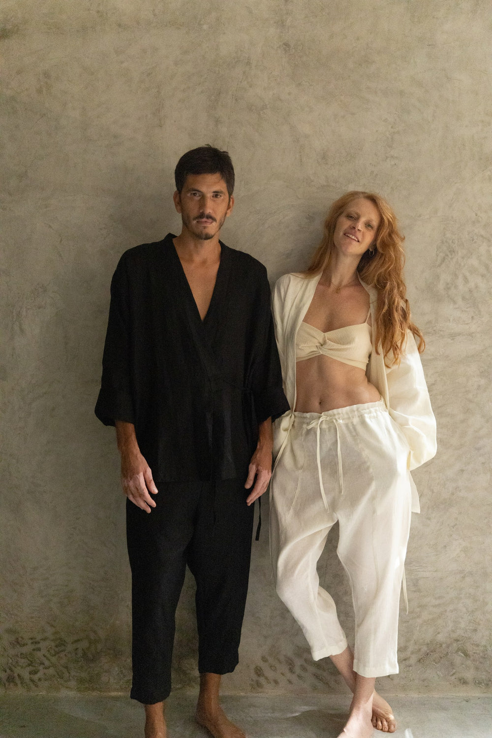 Kimono Tao lino en negro y crema de La Troupe, vista editorial.