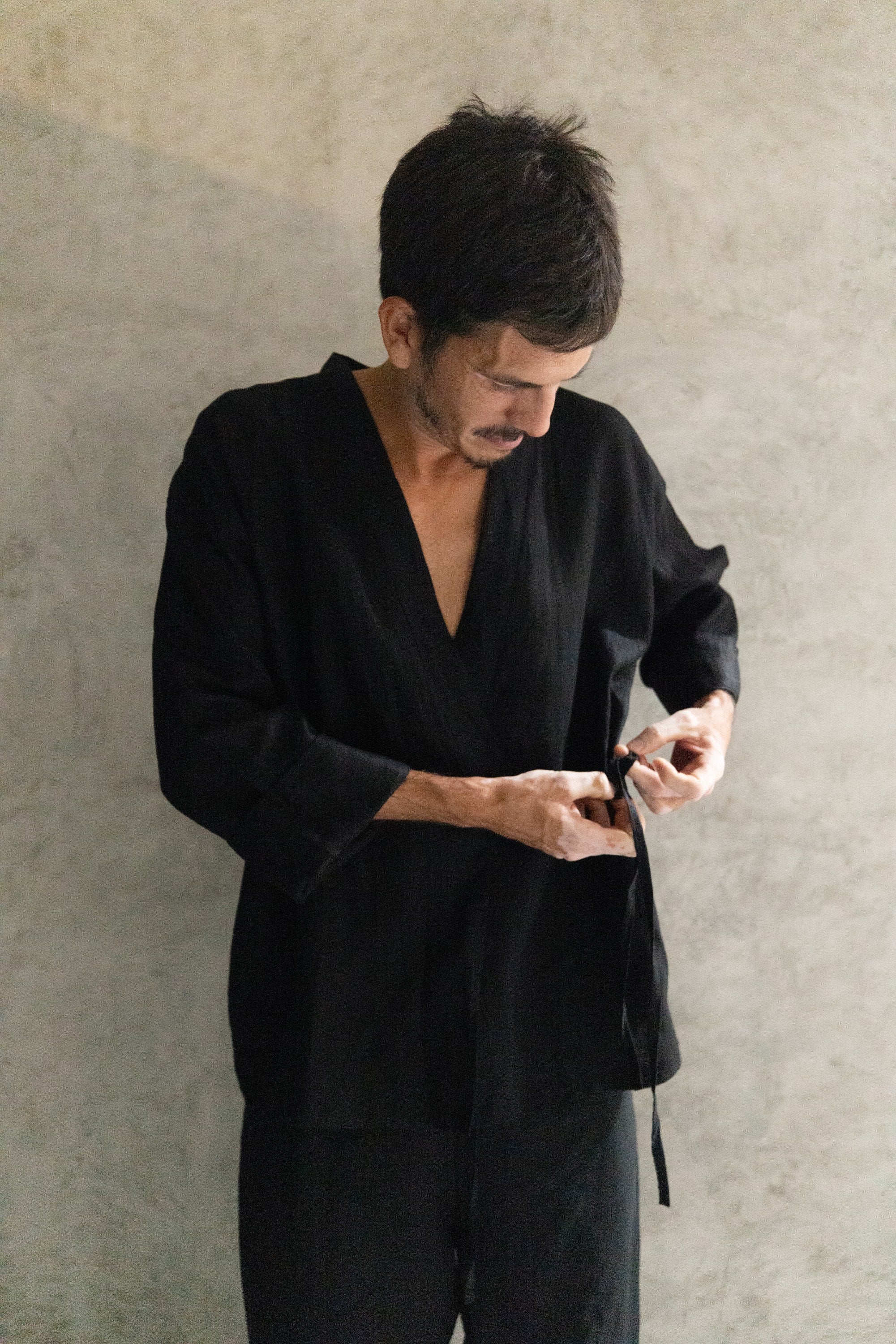 Kimono Tao lino color negro de La Troupe, detalle de la prenda.