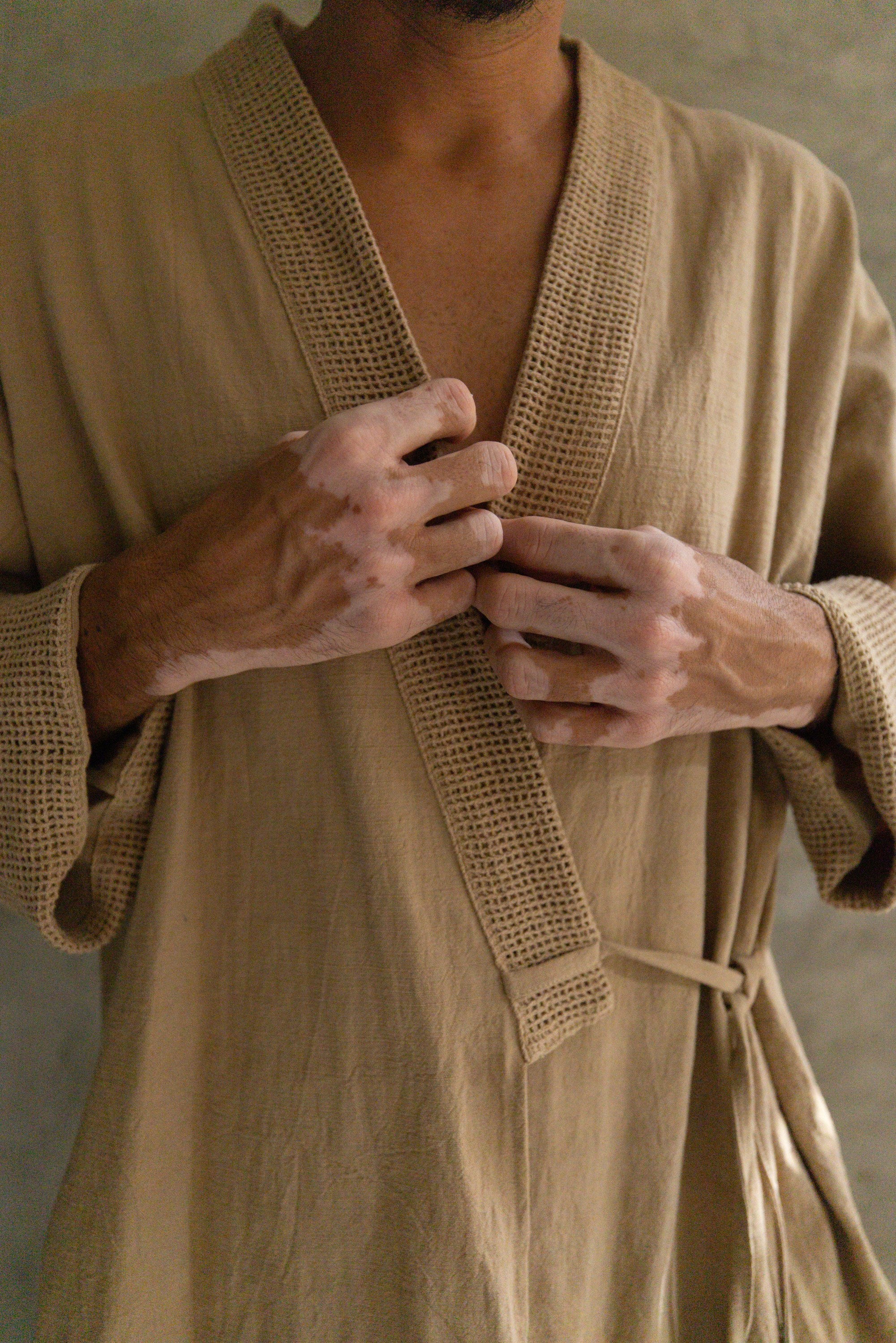 Kimono Tao manta lino color cemento de La Troupe, detalle de la prenda.