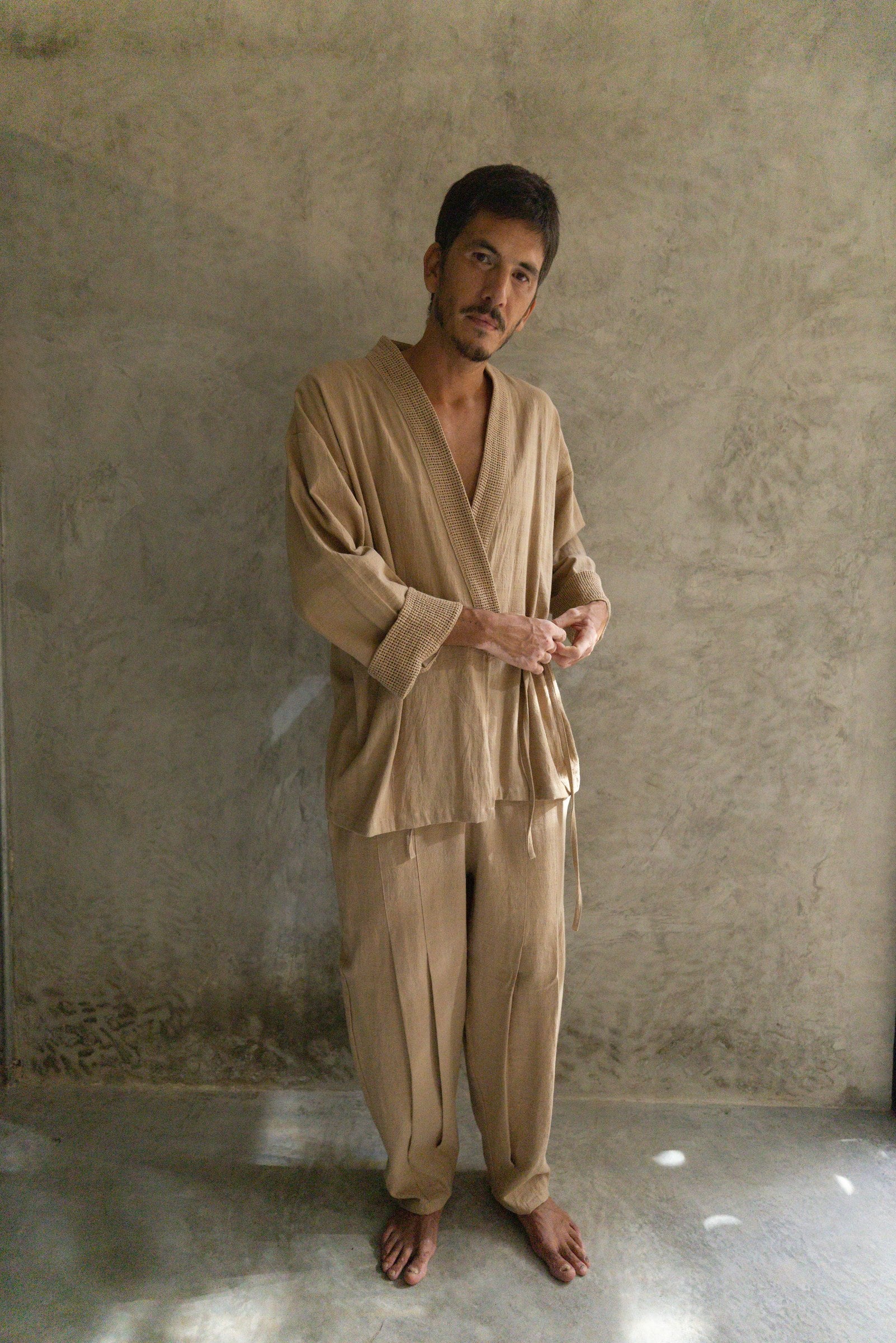 Kimono Tao manta lino color cemento de La Troupe, vista frontal.