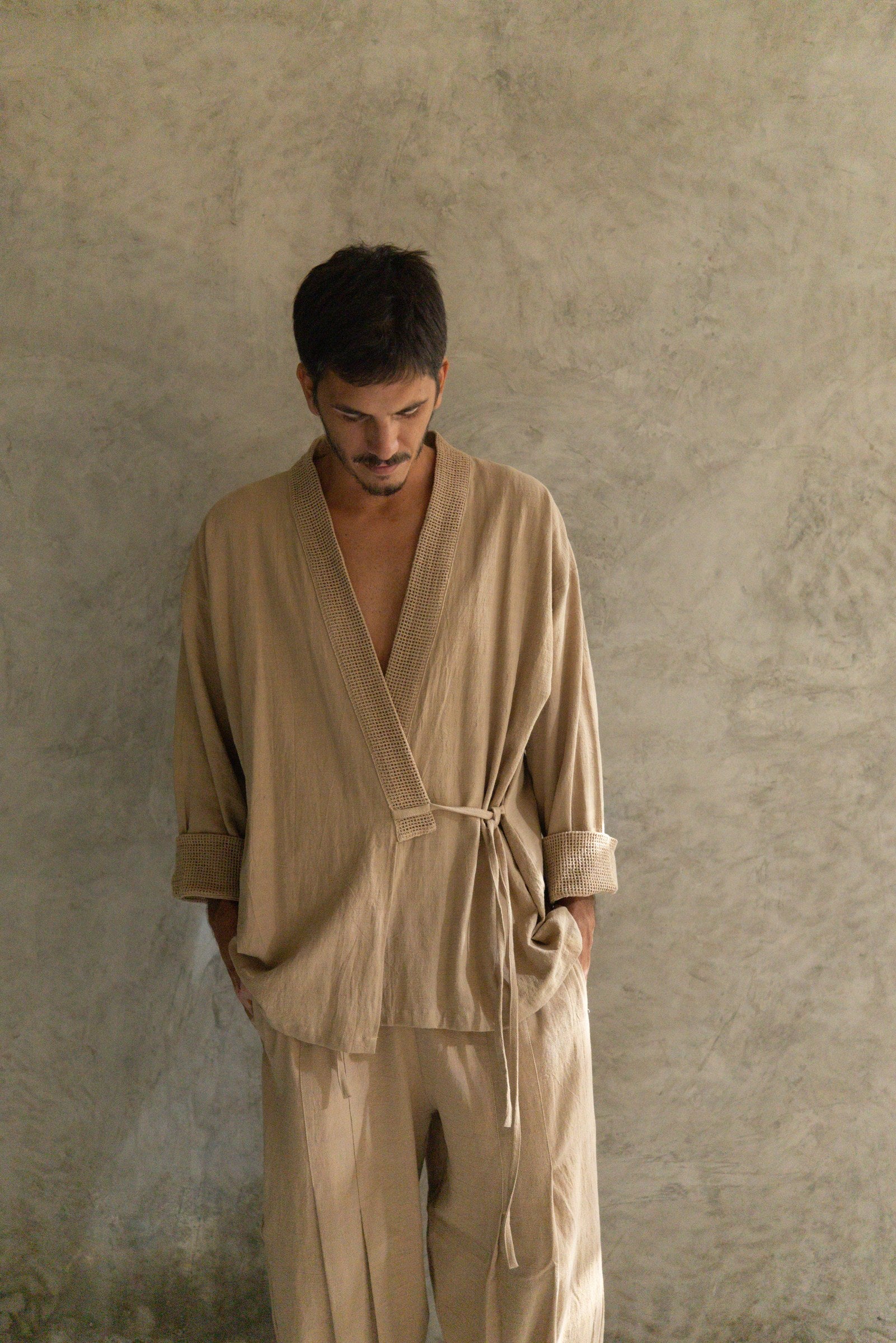Kimono Tao manta lino color cemento de La Troupe, vista frontal.