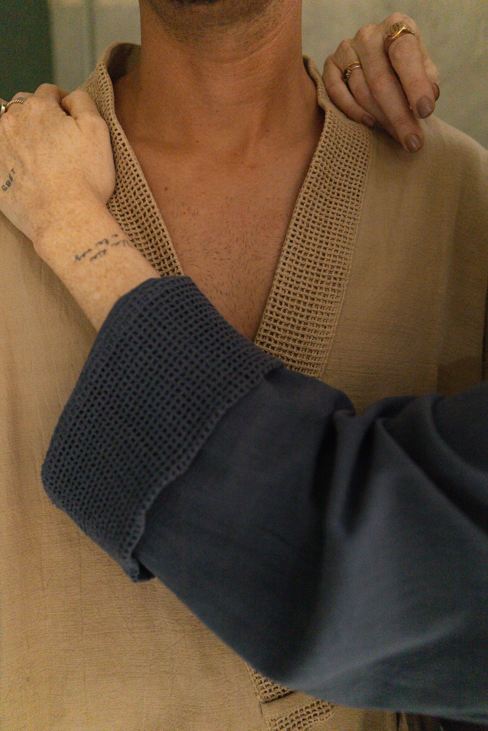 Kimono Tao manta lino en cemento y plomo de La Troupe, detalle de la prenda.