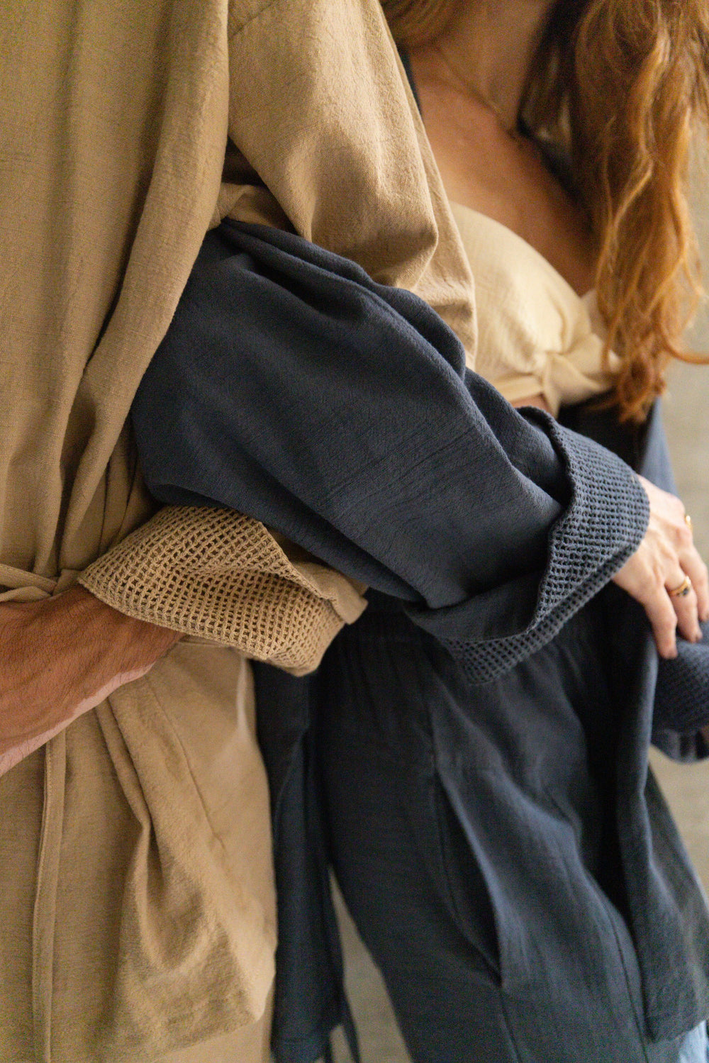 Kimono Tao manta lino en cemento y plomo de La Troupe, detalle de la prenda.