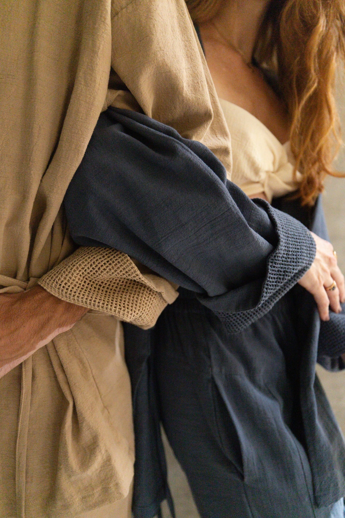 Kimono Tao manta lino en cemento y plomo de La Troupe, detalle de la prenda.