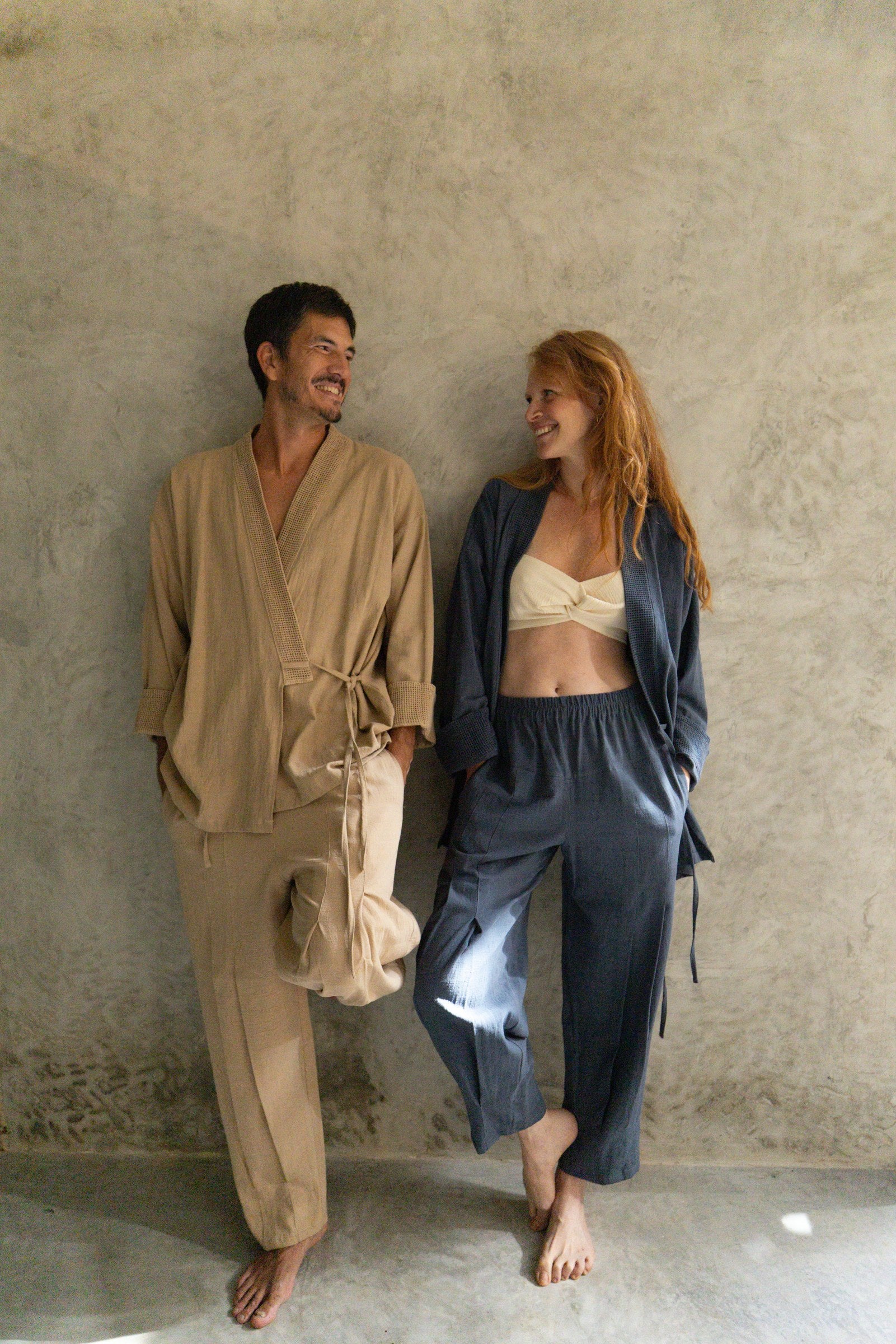 Kimono Tao manta lino en cemento y plomo de La Troupe, vista editorial.