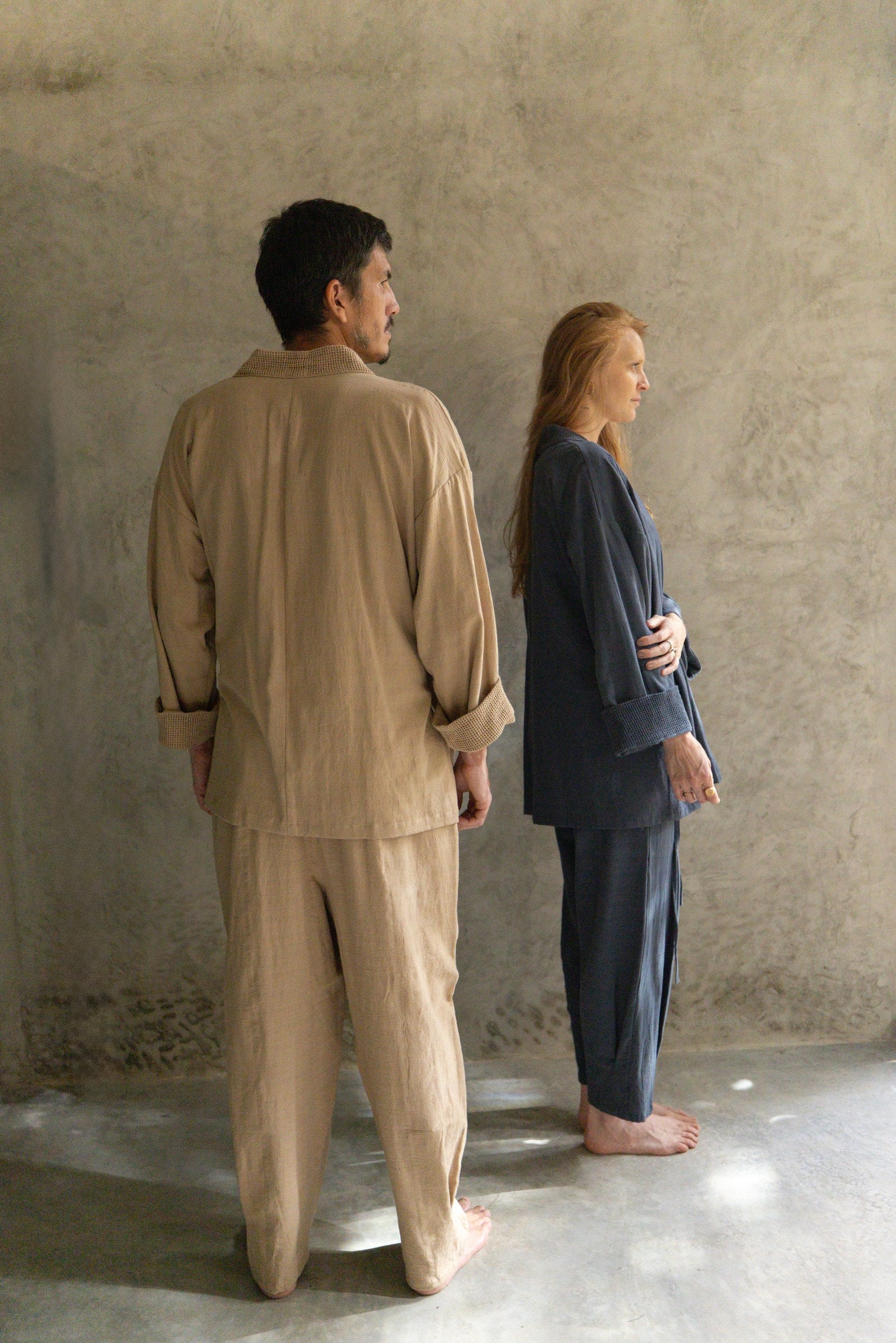 Kimono Tao manta lino en cemento y plomo de La Troupe, vista editorial.