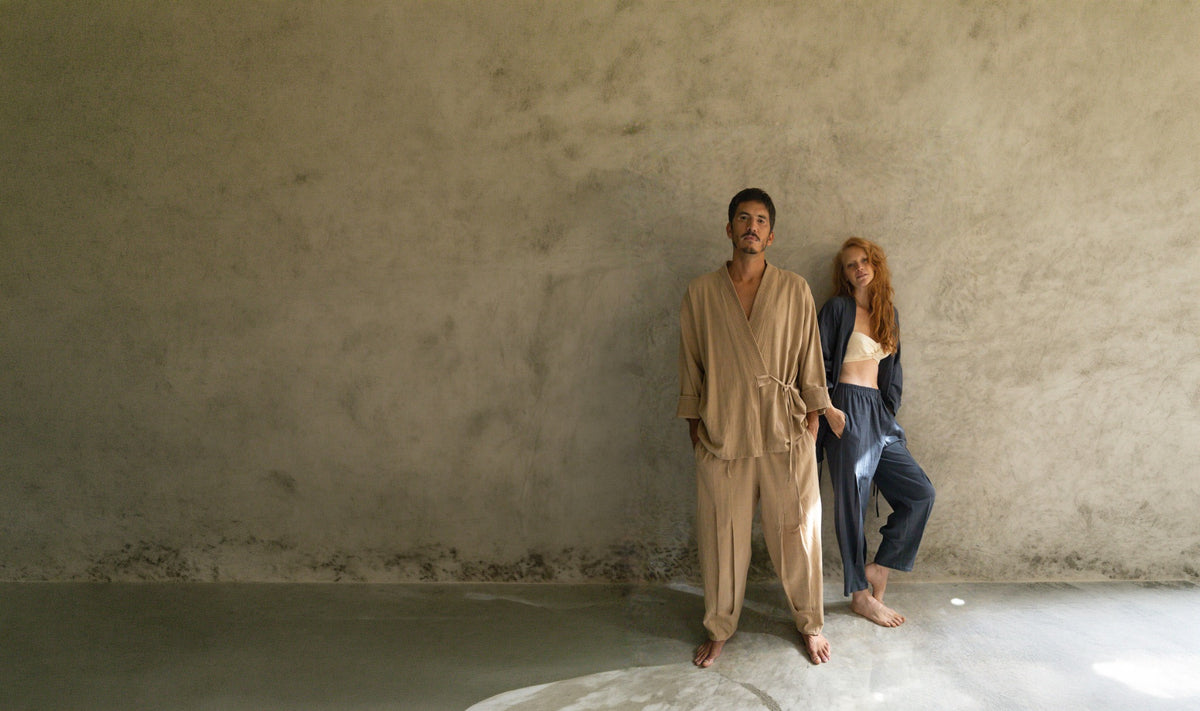 Pareja con kimonos Tao manta lino en tonos Cemento y Plomo