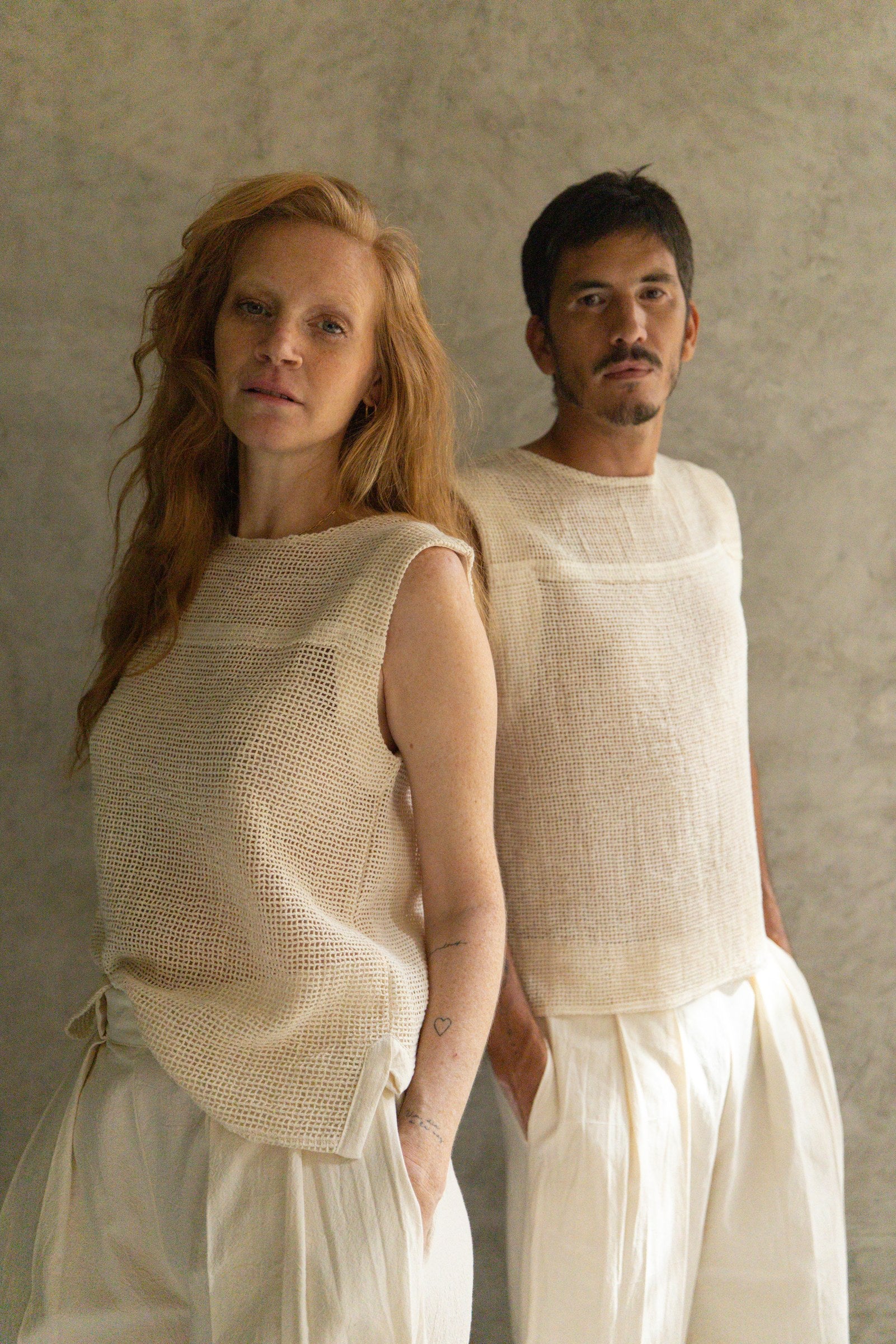 Pantalón Hermès color crema de La Troupe, vista editorial.