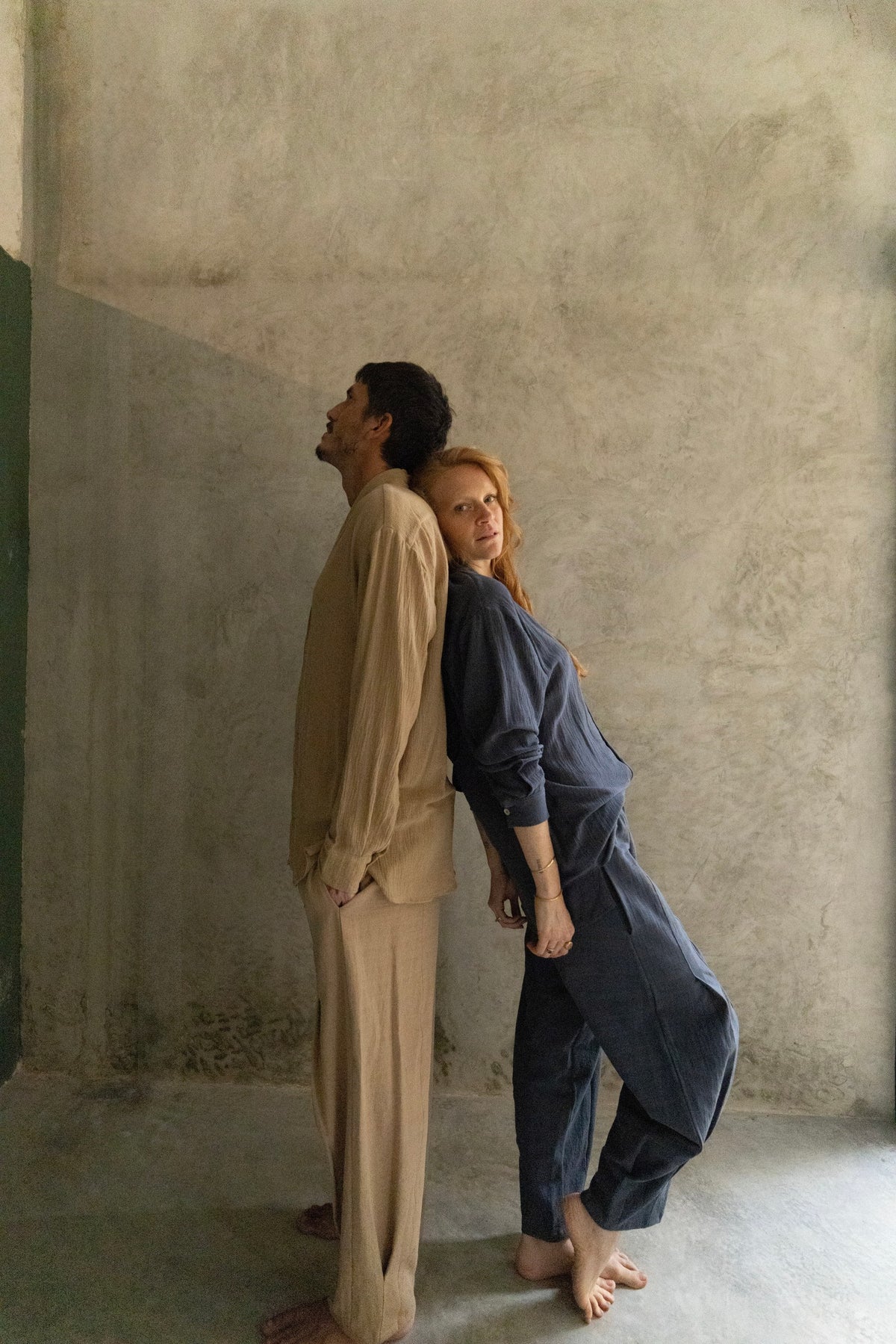 Pantalón Lluvia color cemento de La Troupe, vista editorial.