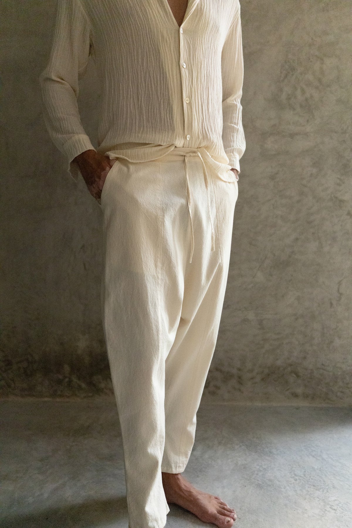 Pantalón Tao lino color crema de La Troupe, detalle de la prenda.