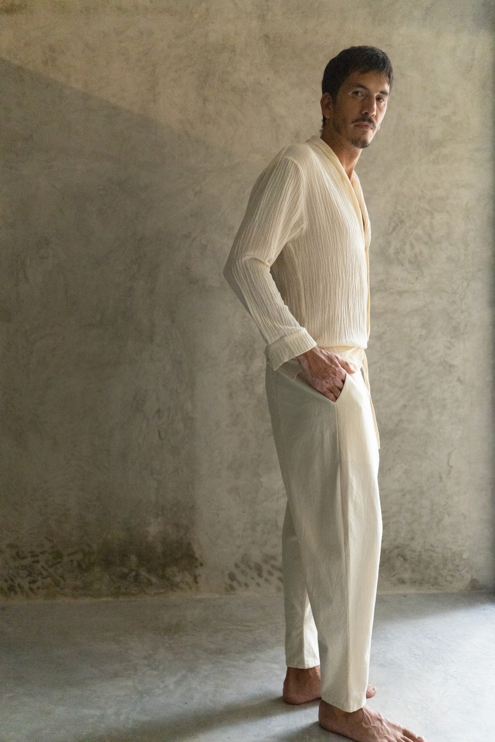 Pantalón Tao lino color crema de La Troupe, vista lateral.