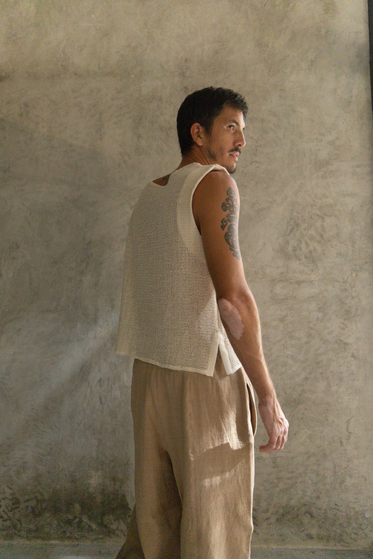 Tank Top Red color crema de La Troupe, vista posterior.