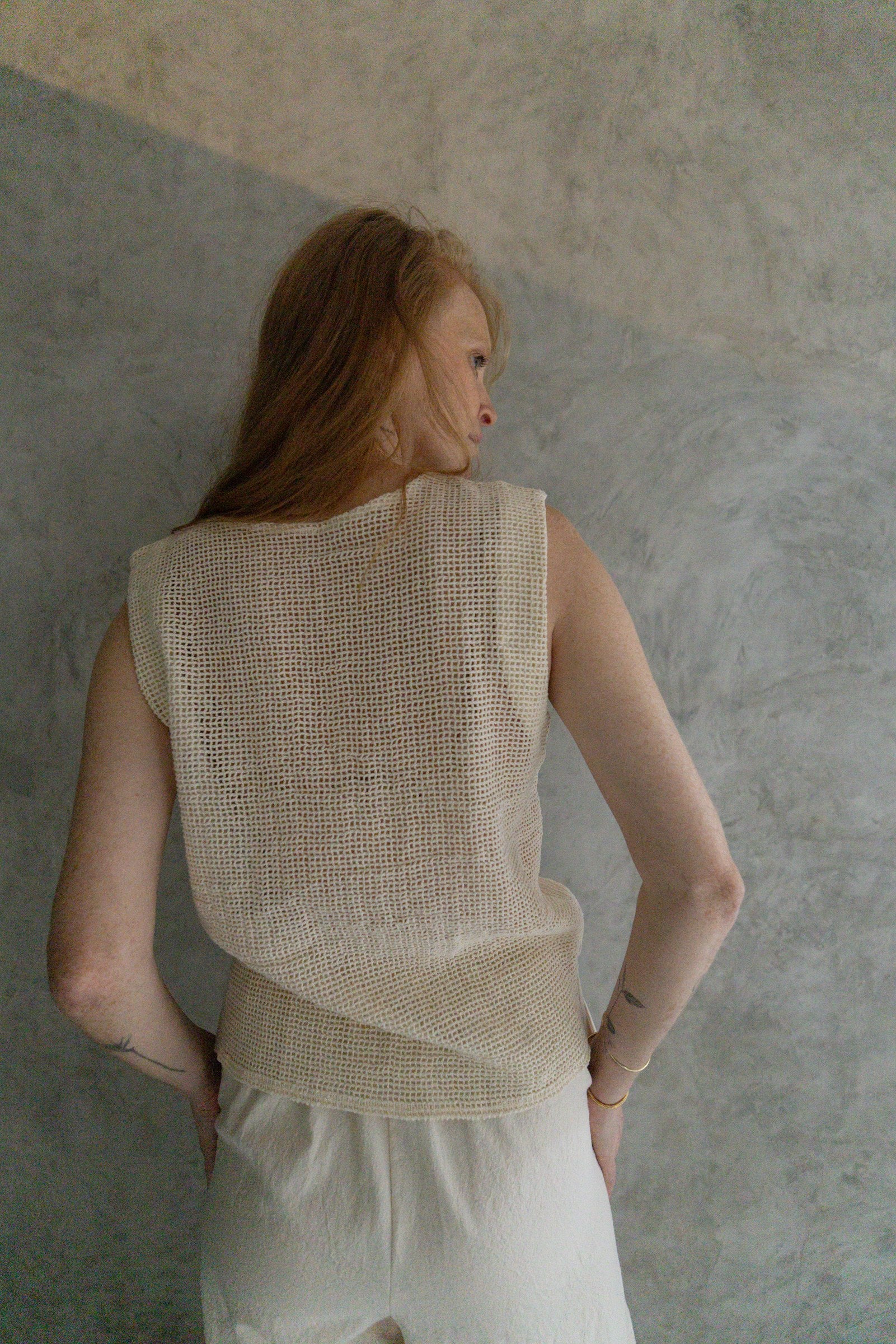 Tank Top Red color crema de La Troupe, vista posterior.
