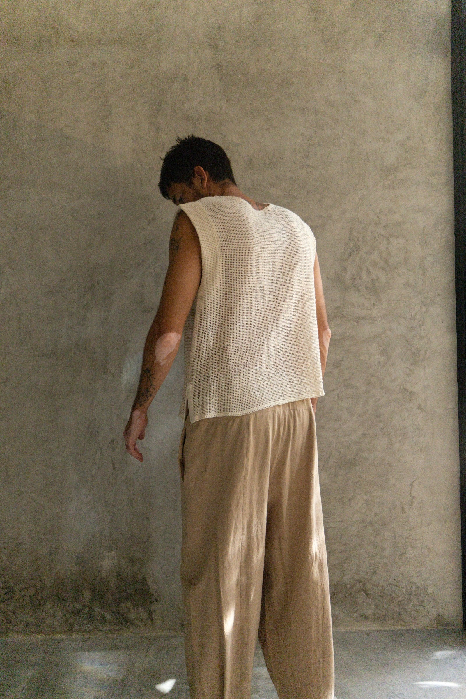 Tank Top Red color crema de La Troupe, vista posterior.