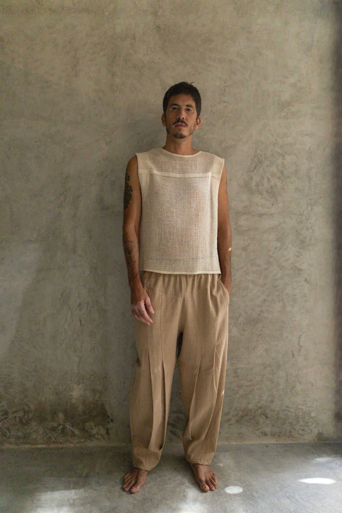 Tank Top Red color crema de La Troupe, vista frontal.