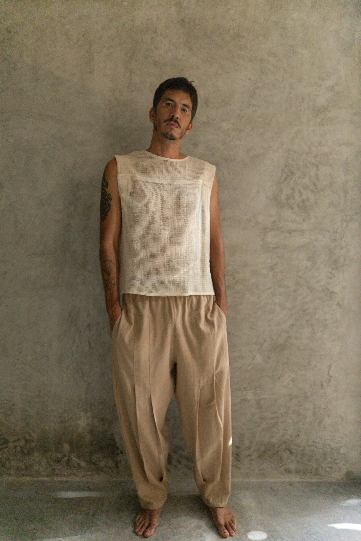 Tank Top Red color crema de La Troupe, vista frontal.