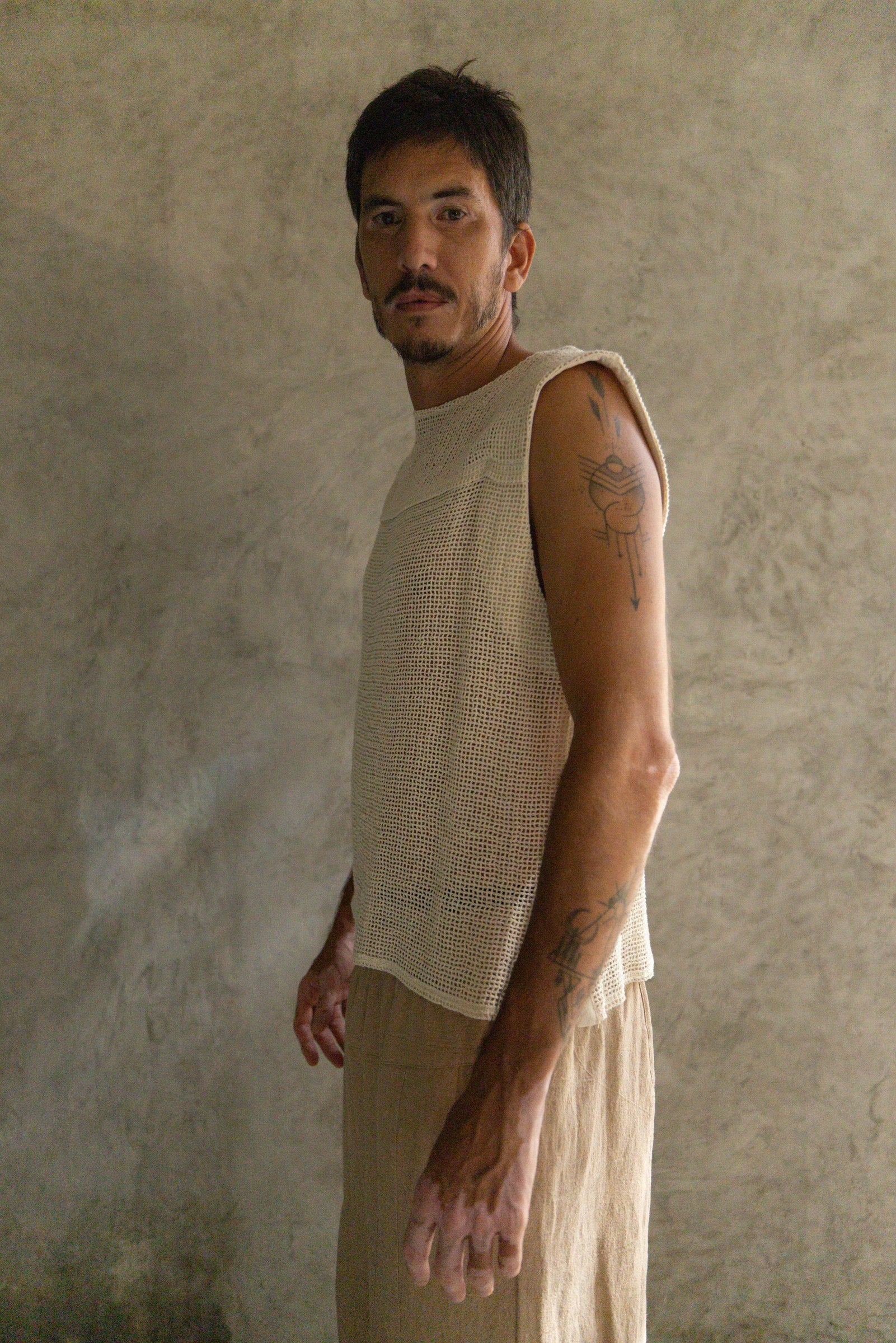 Tank Top Red color crema de La Troupe, vista lateral.