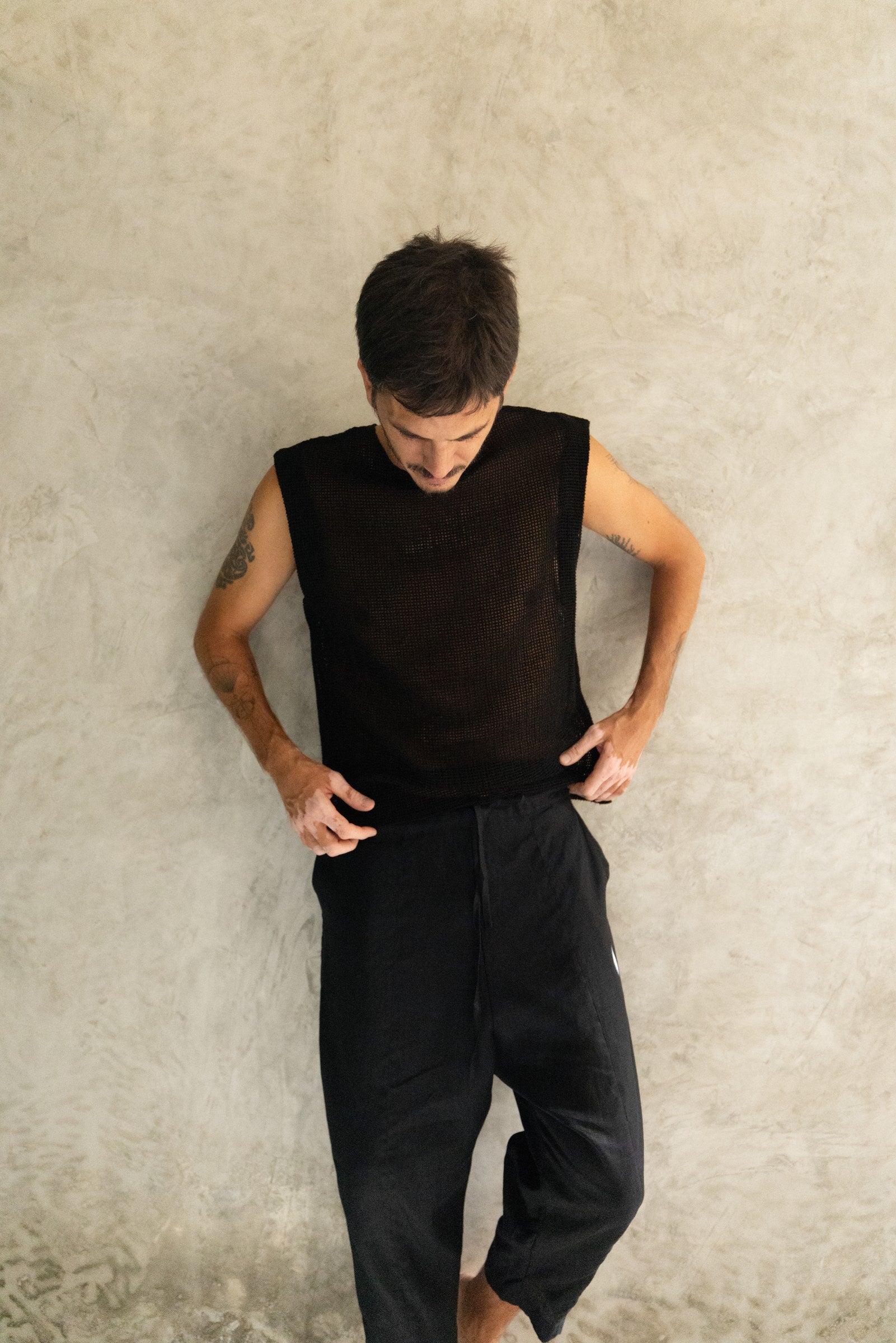 Tank Top Red color negro de La Troupe, vista editorial.