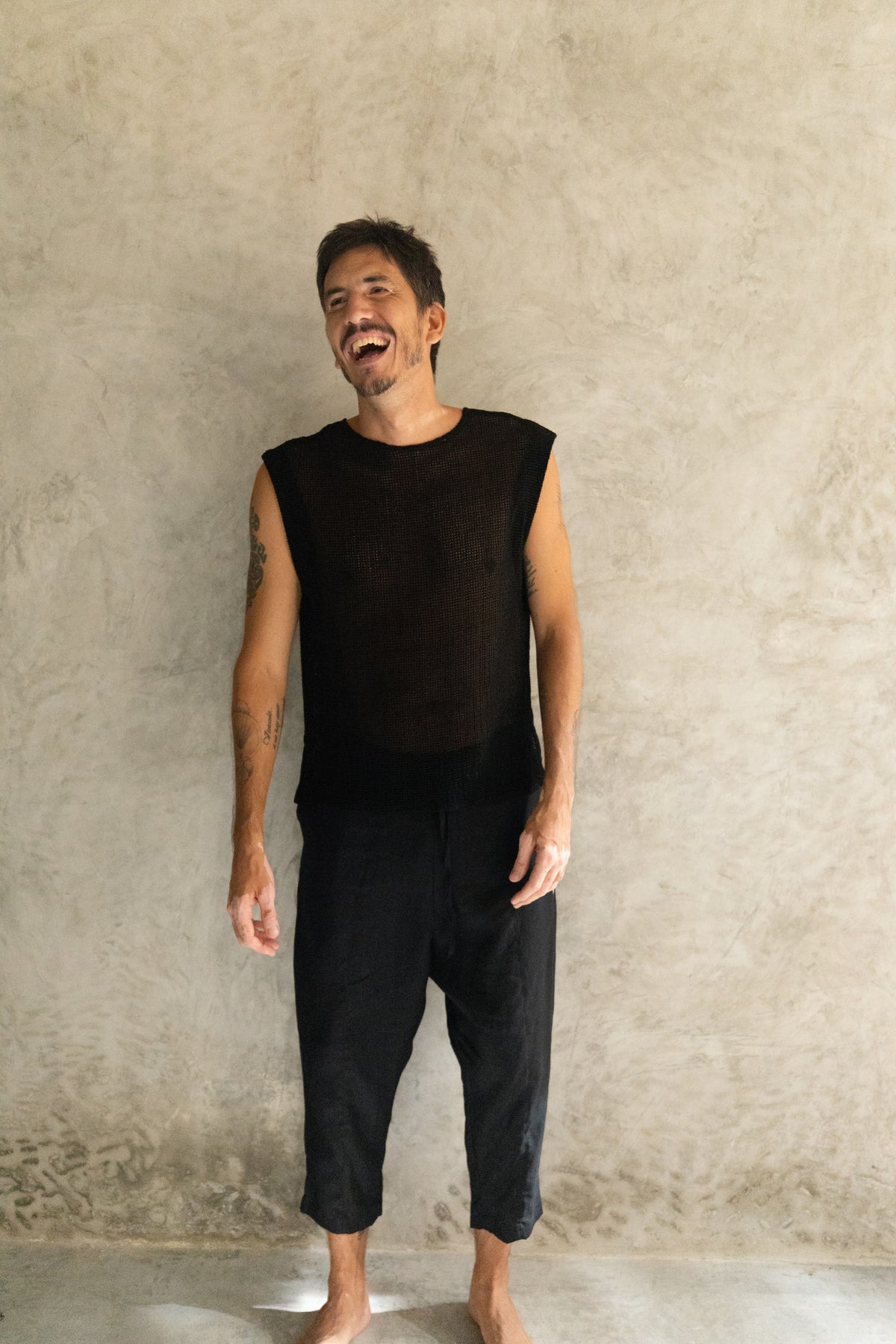 Tank Top Red color negro de La Troupe, vista frontal.