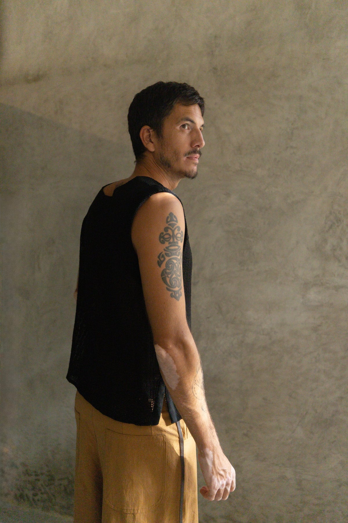 Tank Top Red color negro de La Troupe, vista lateral.