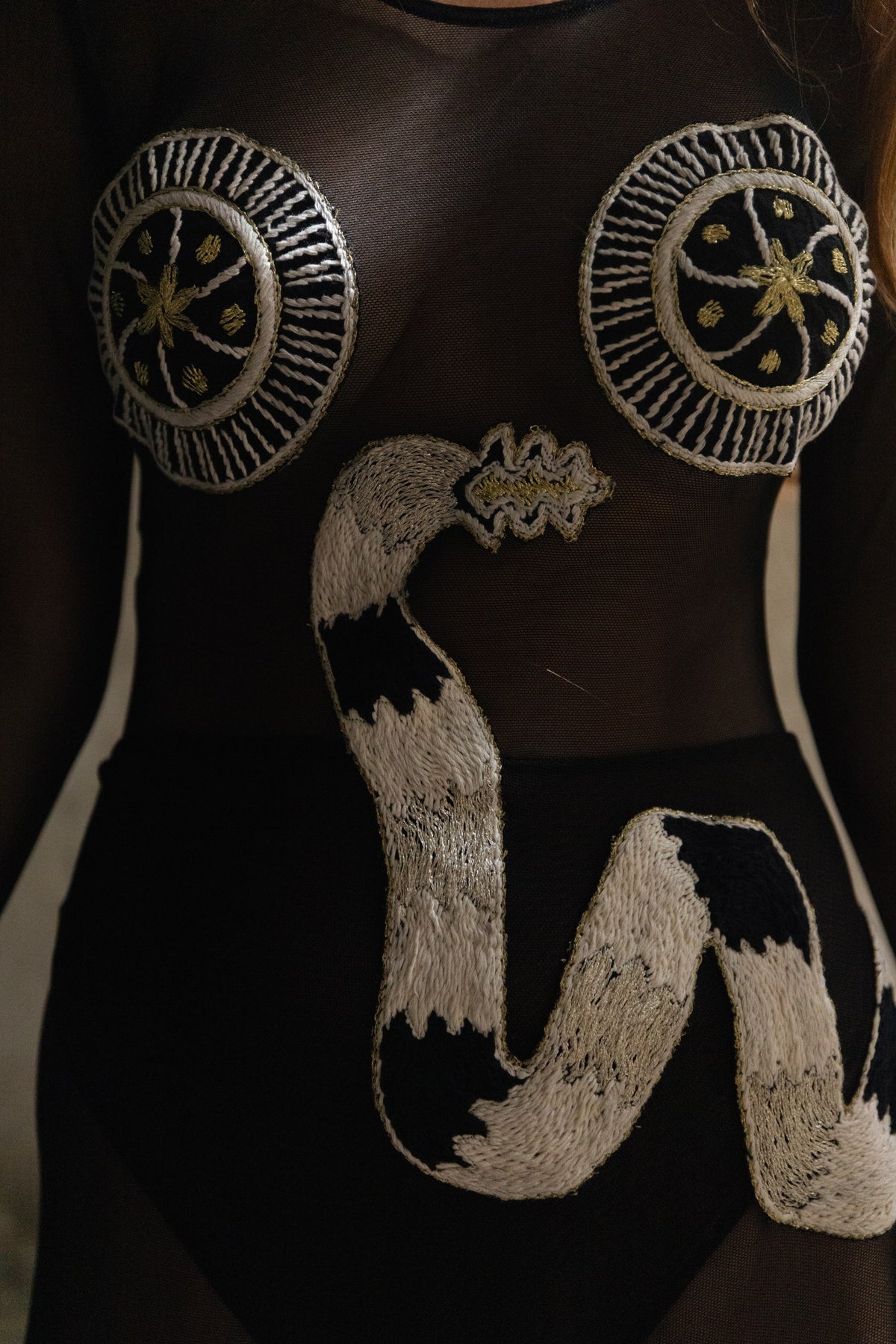 Vestido Océano color negro de La Troupe, detalle de la prenda.
