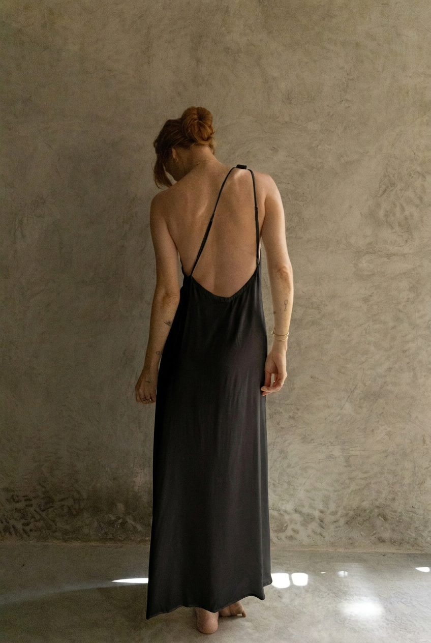 Vestido Ondina en negro, vista de espalda