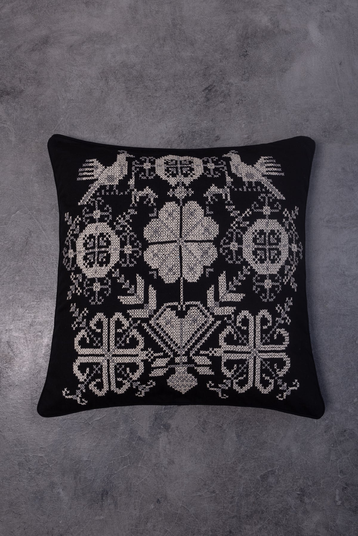 Cojin Ave Cruz en negro y neutral